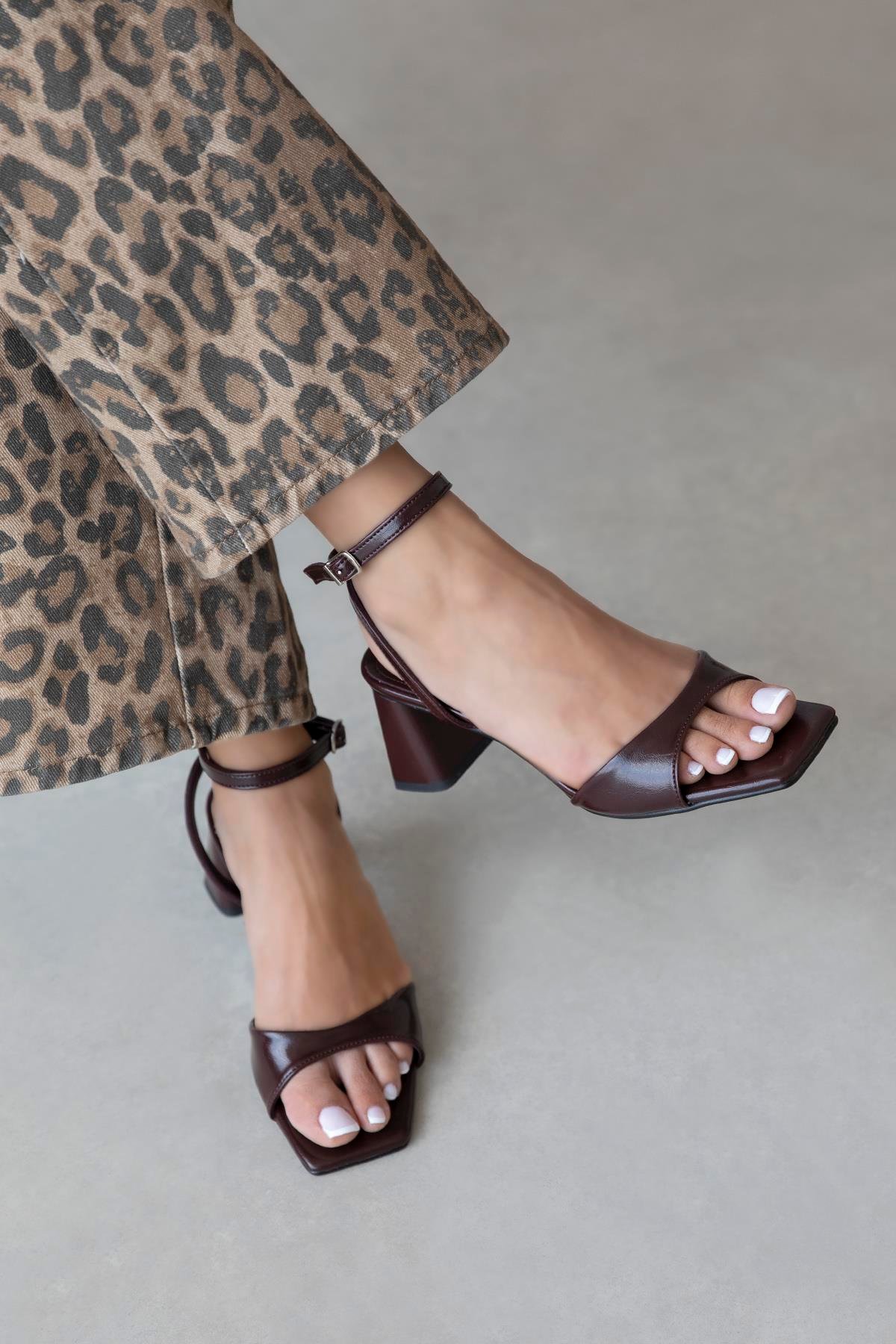 Solana Kadın Topuklu Küt Burun Kırışık Deri Sandalet Bordo