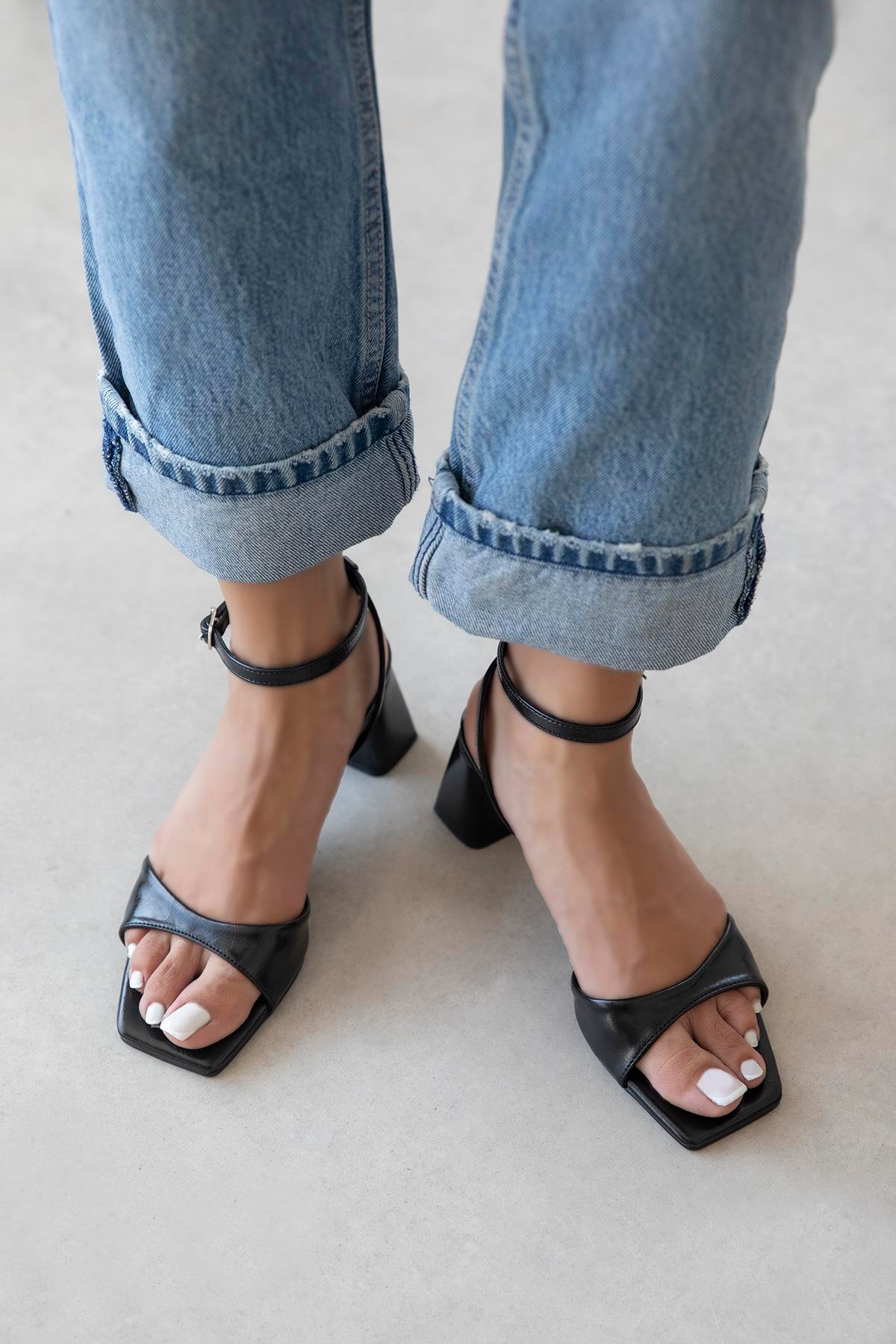 Solana Kadın Topuklu Küt Burun Kırışık Deri Sandalet Siyah