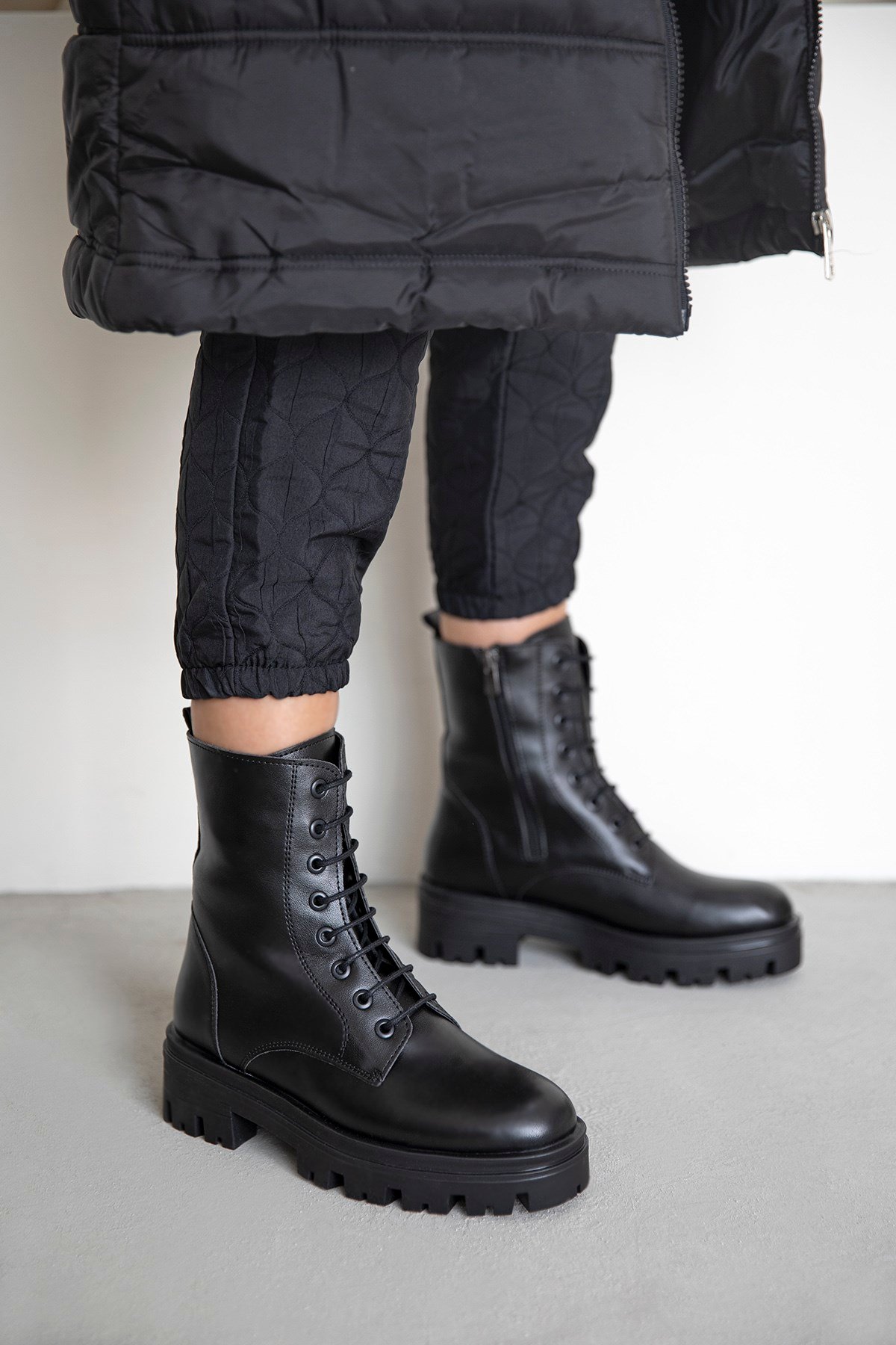 Trend  Kadın Bağcıklı  Fermuar Detay Deri Postal Bot Siyah