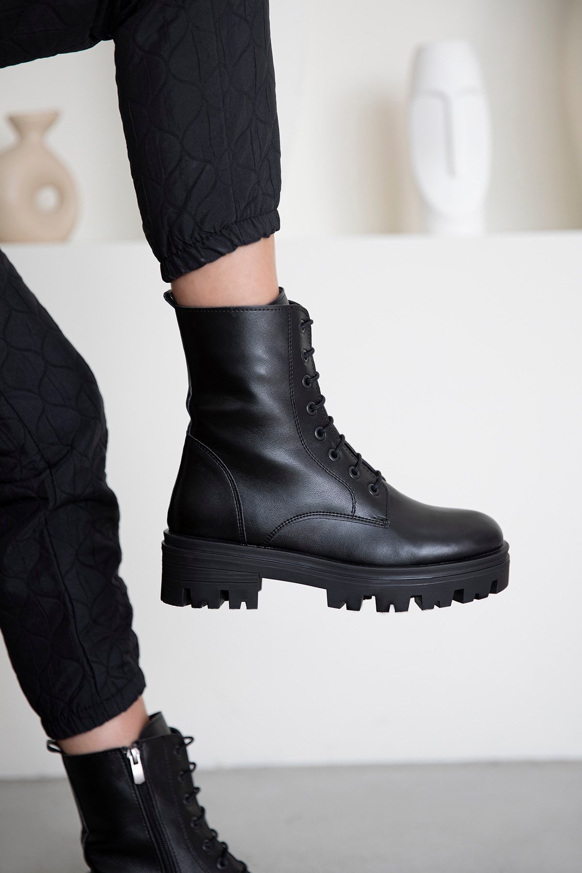 Trend  Kadın Bağcıklı  Fermuar Detay Deri Postal Bot Siyah