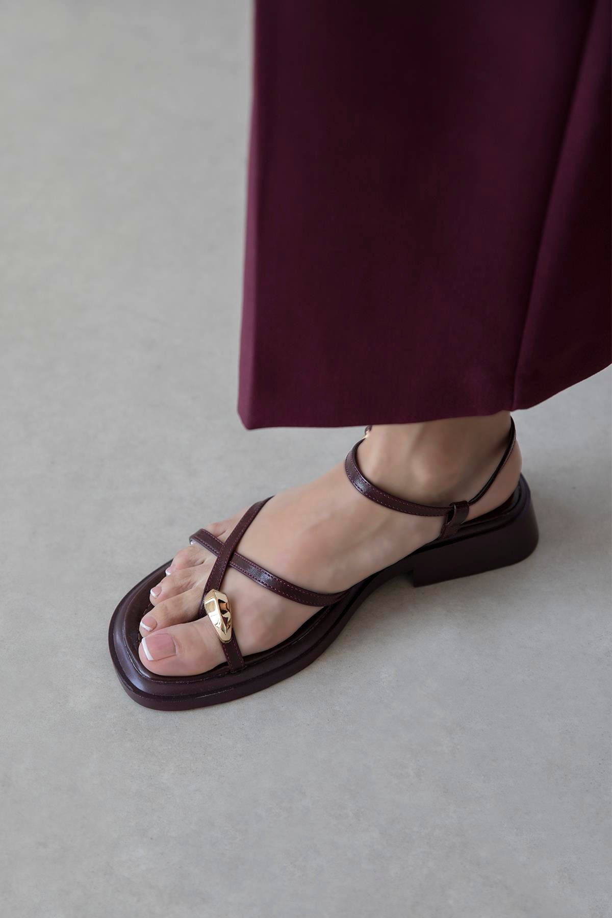 Vichenza Kadın Parmak Arası Kırışık Deri Sandalet Bordo
