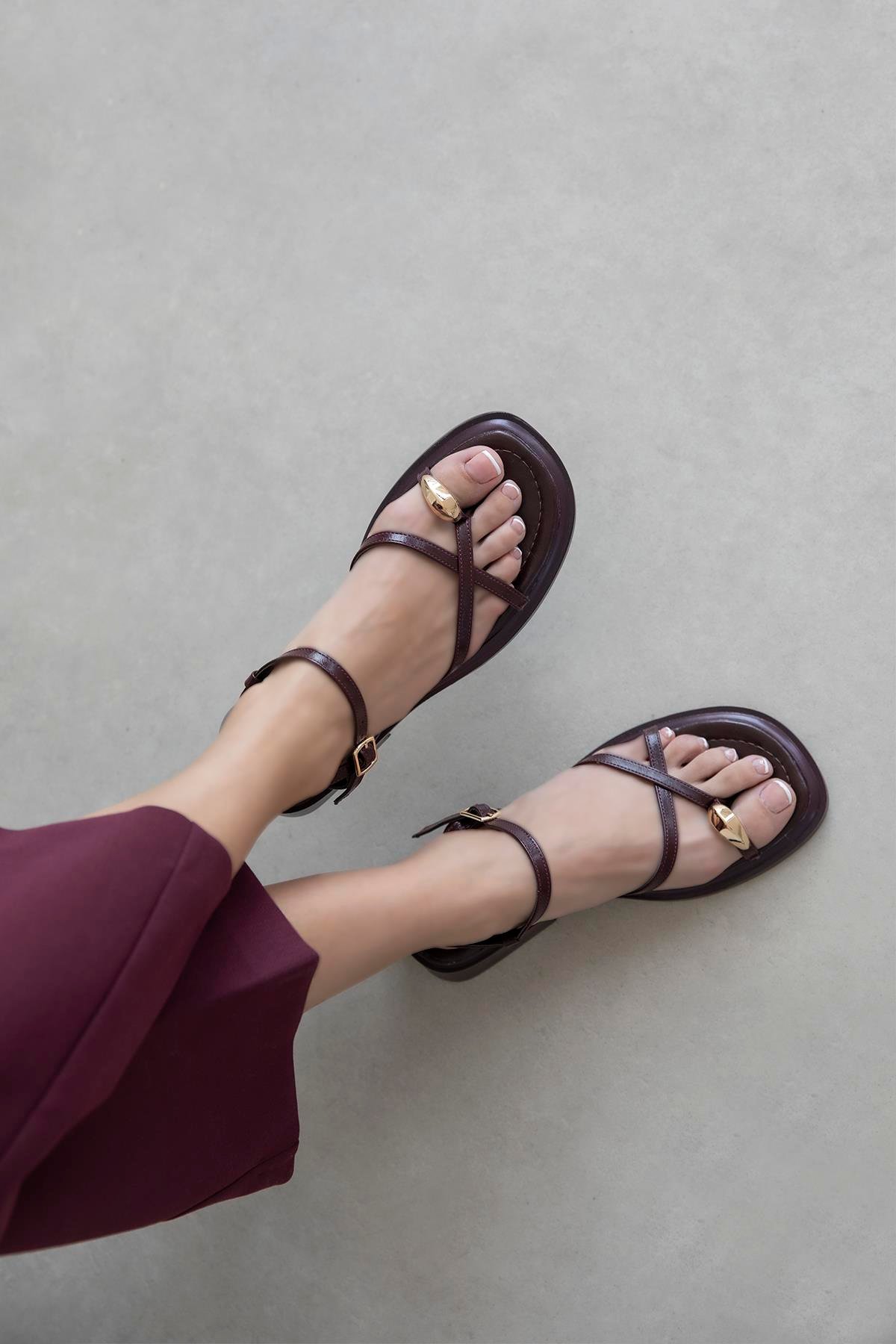 Vichenza Kadın Parmak Arası Kırışık Deri Sandalet Bordo