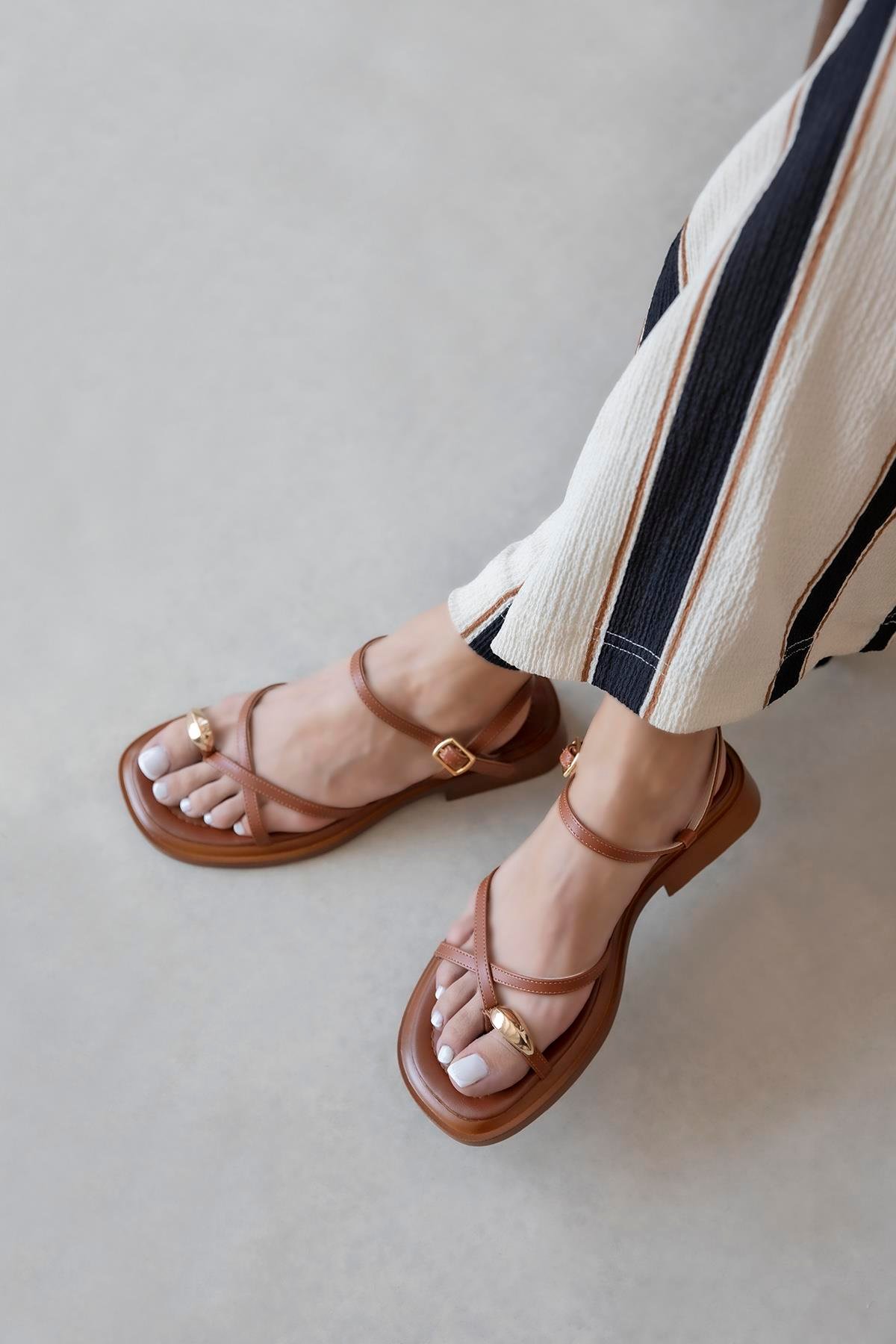 Vichenza  Kadın   Parmak Arası Sandalet Taba