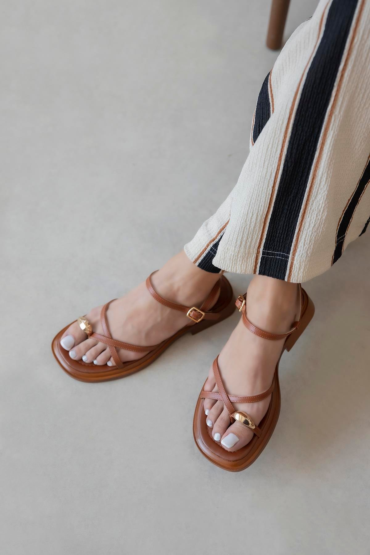 Vichenza  Kadın   Parmak Arası Sandalet Taba
