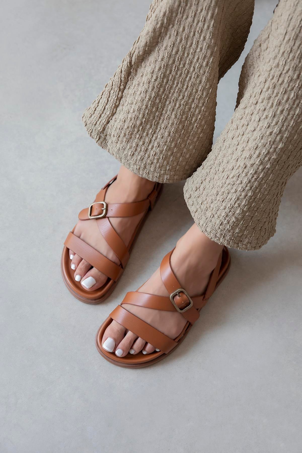 Vitinha Kadın Parmak Arası Deri  Sandalet Taba