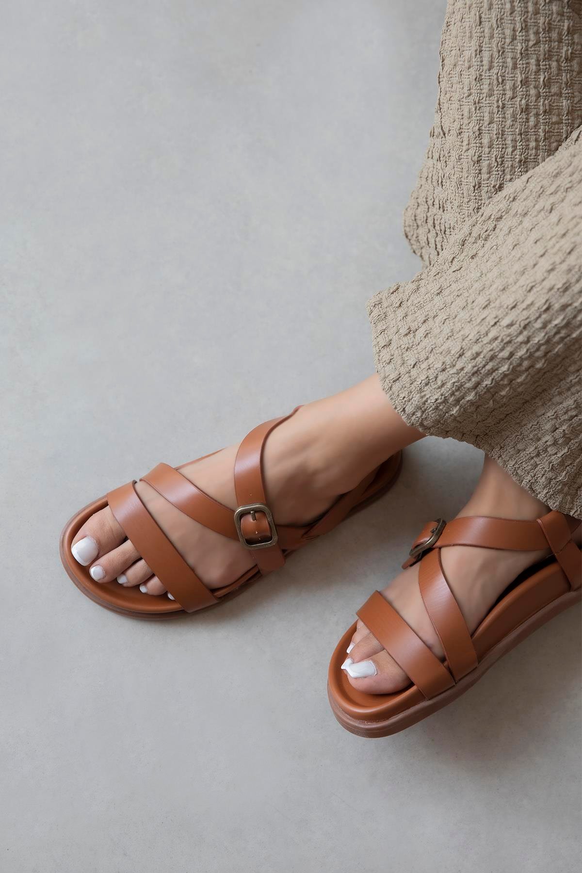 Vitinha Kadın Parmak Arası Deri  Sandalet Taba