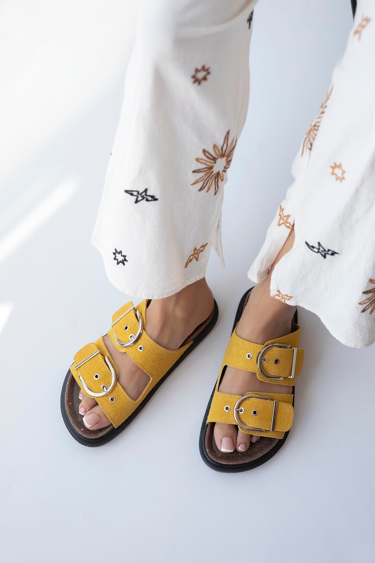 Zowie Kadın Toka  Detay  Günlük Konfor Süet Terlik Sarı