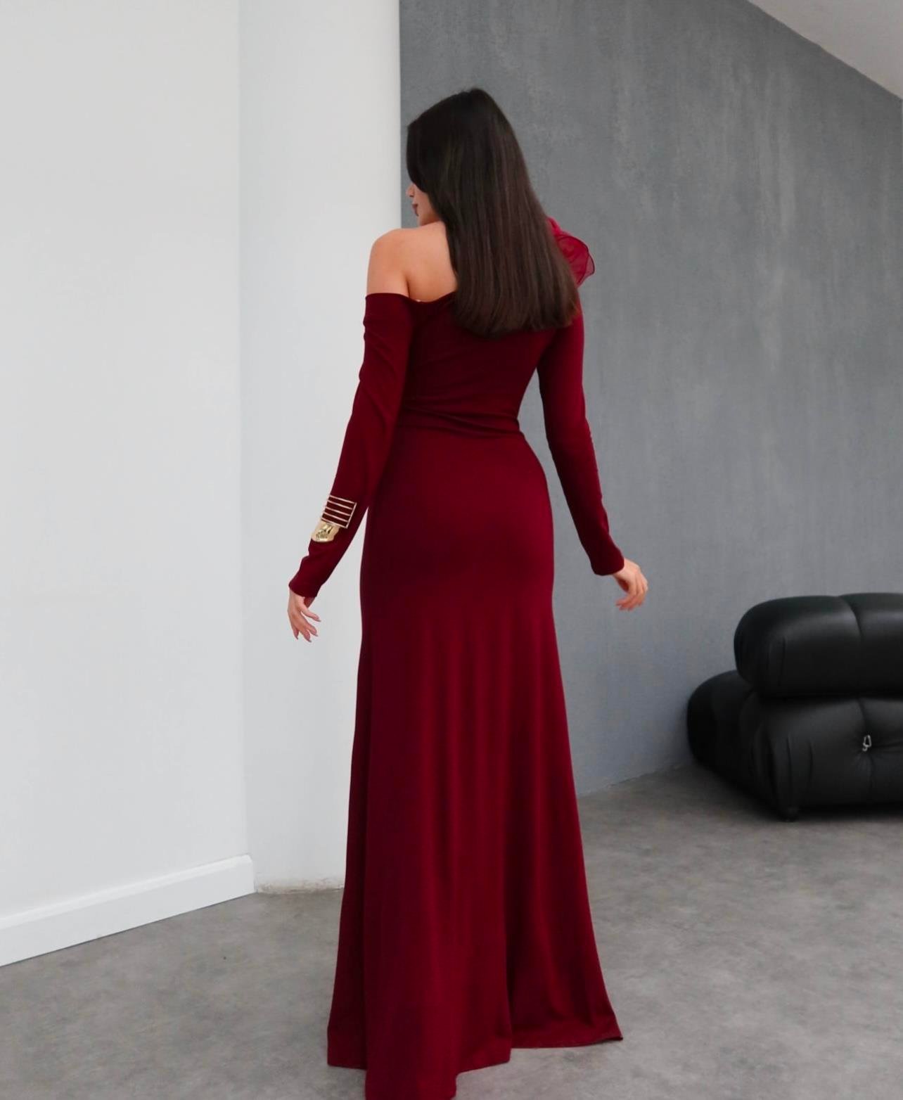 KADIN BORDO OMUZ DETAYLI YIRTMAÇLI ELBİSEModa AkımıUzun Elbise