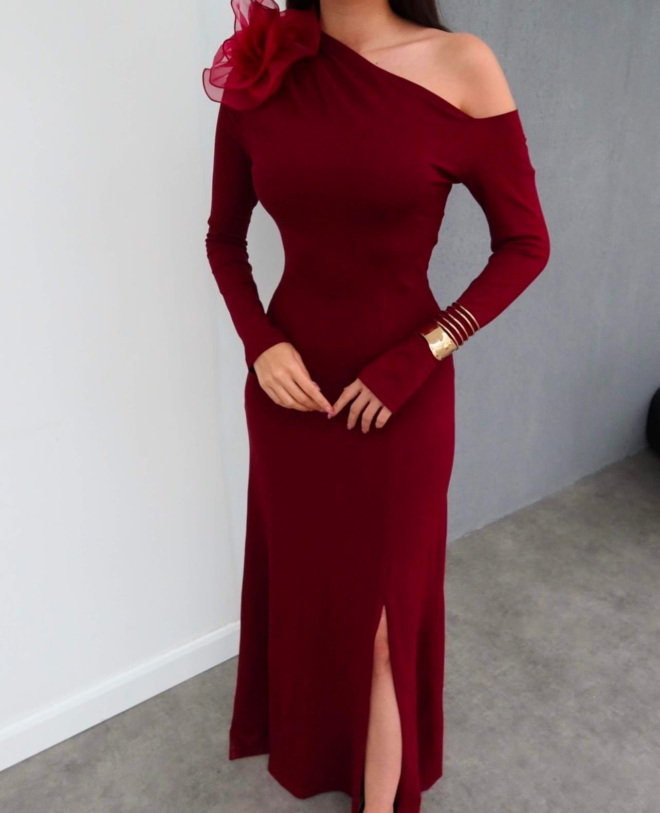 KADIN BORDO OMUZ DETAYLI YIRTMAÇLI ELBİSEModa AkımıUzun Elbise