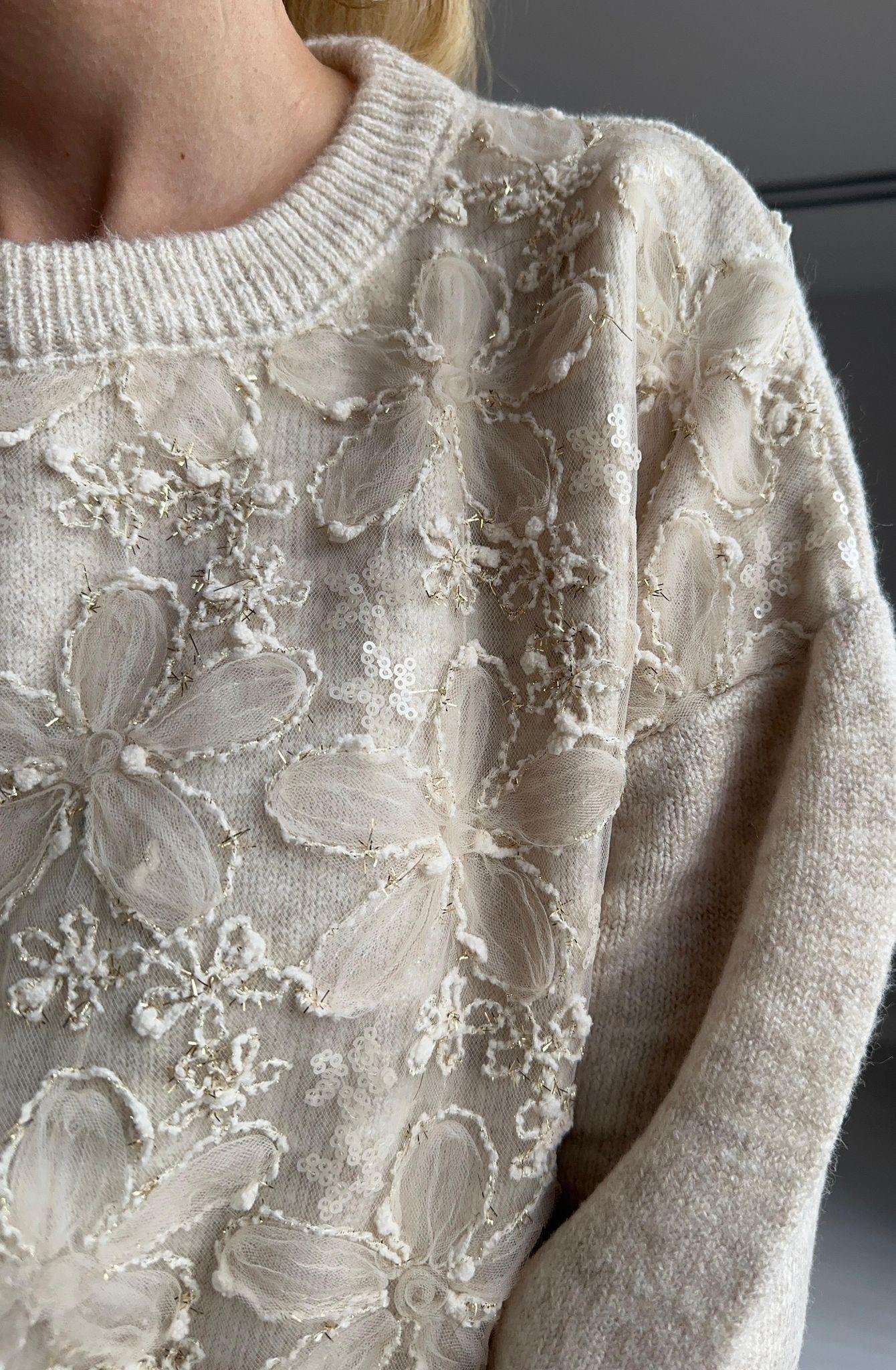 KADIN EKRU UZUN KOLLU ÇİÇEK TASARIMLI BLUZModa AkımıBluz