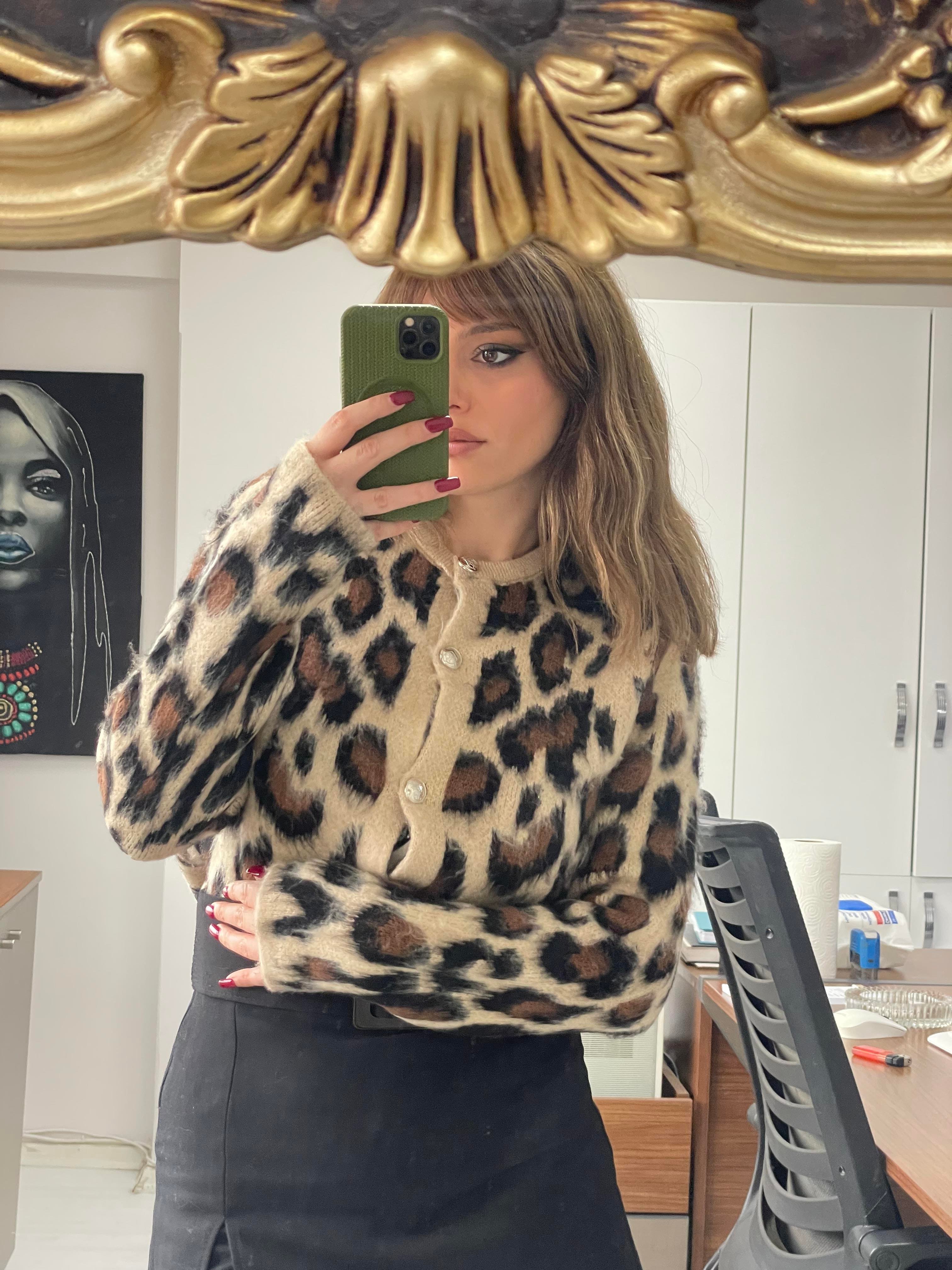 KADIN LEOPAR DESENLİ ŞARDONLU HIRKA Moda AkımıKazak