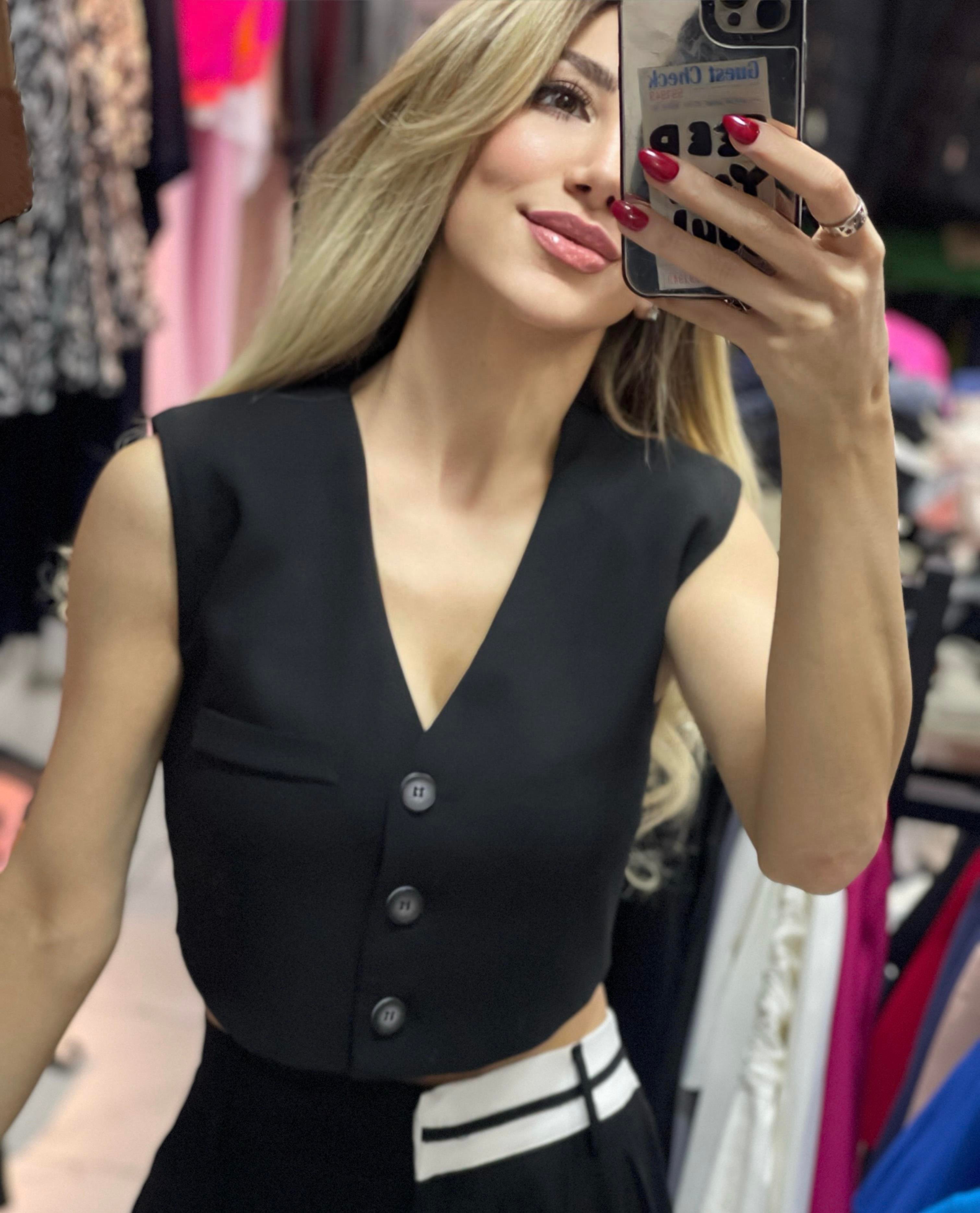 KADIN OMUZLARI MİNİ VATKALI TASARIM YELEKModa AkımıYelek