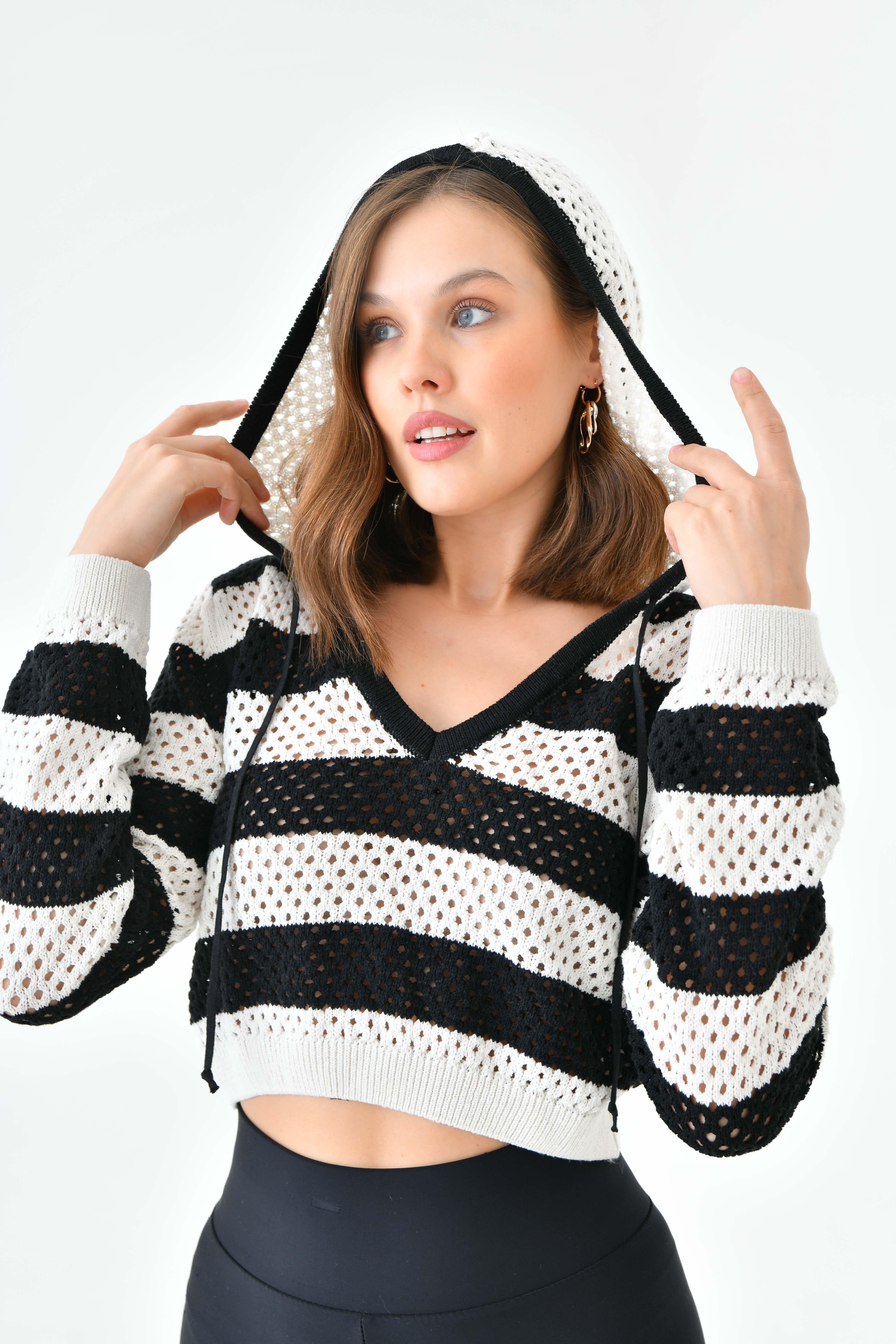 KADIN SİYAH BEYAZ FİLE DETAYLI CROP KAZAKModa AkımıCrop