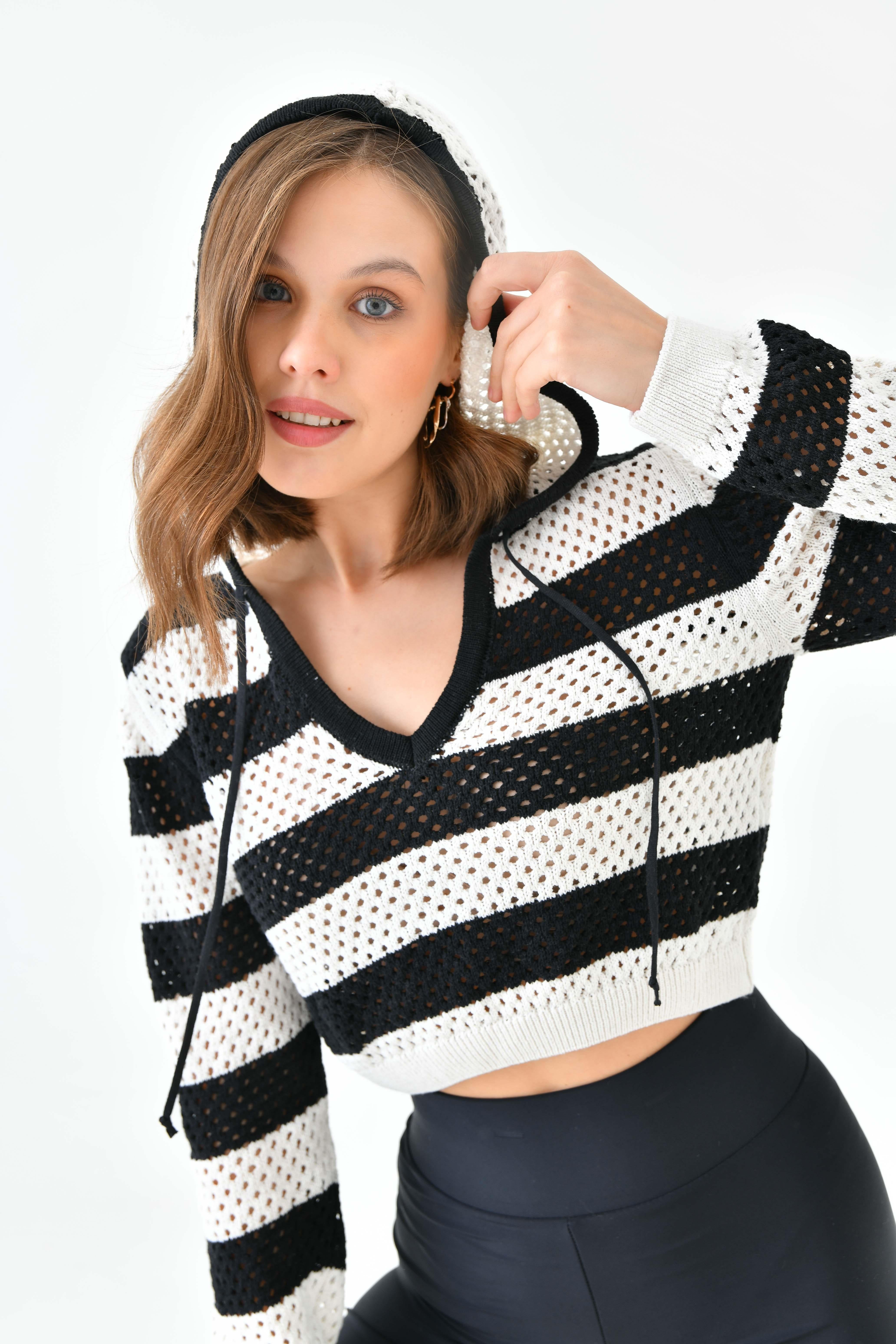 KADIN SİYAH BEYAZ FİLE DETAYLI CROP KAZAKModa AkımıCrop