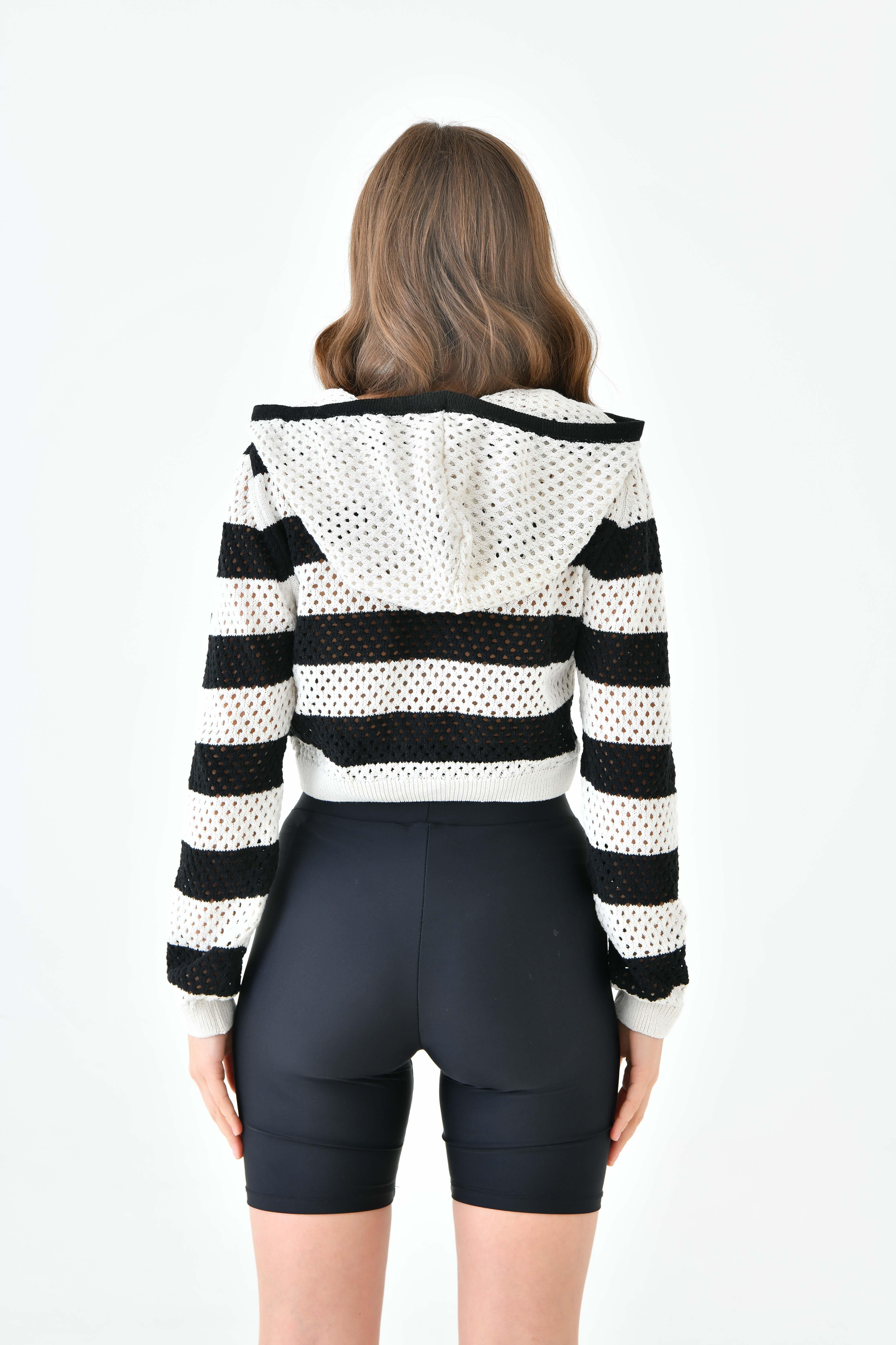 KADIN SİYAH BEYAZ FİLE DETAYLI CROP KAZAKModa AkımıCrop