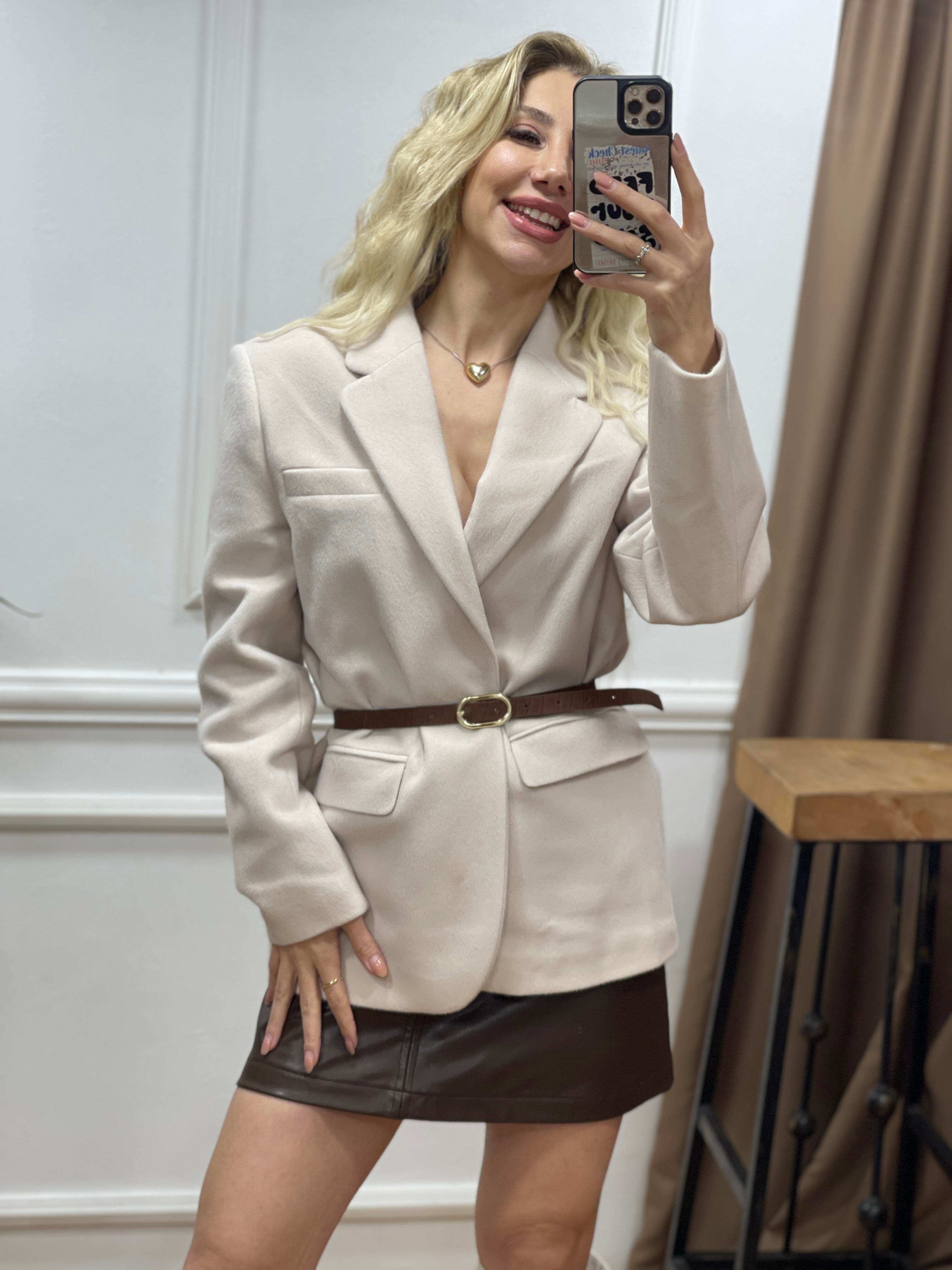 KADIN TAŞ KEMER DETAYLI KAŞE BLAZERModa AkımıCeket
