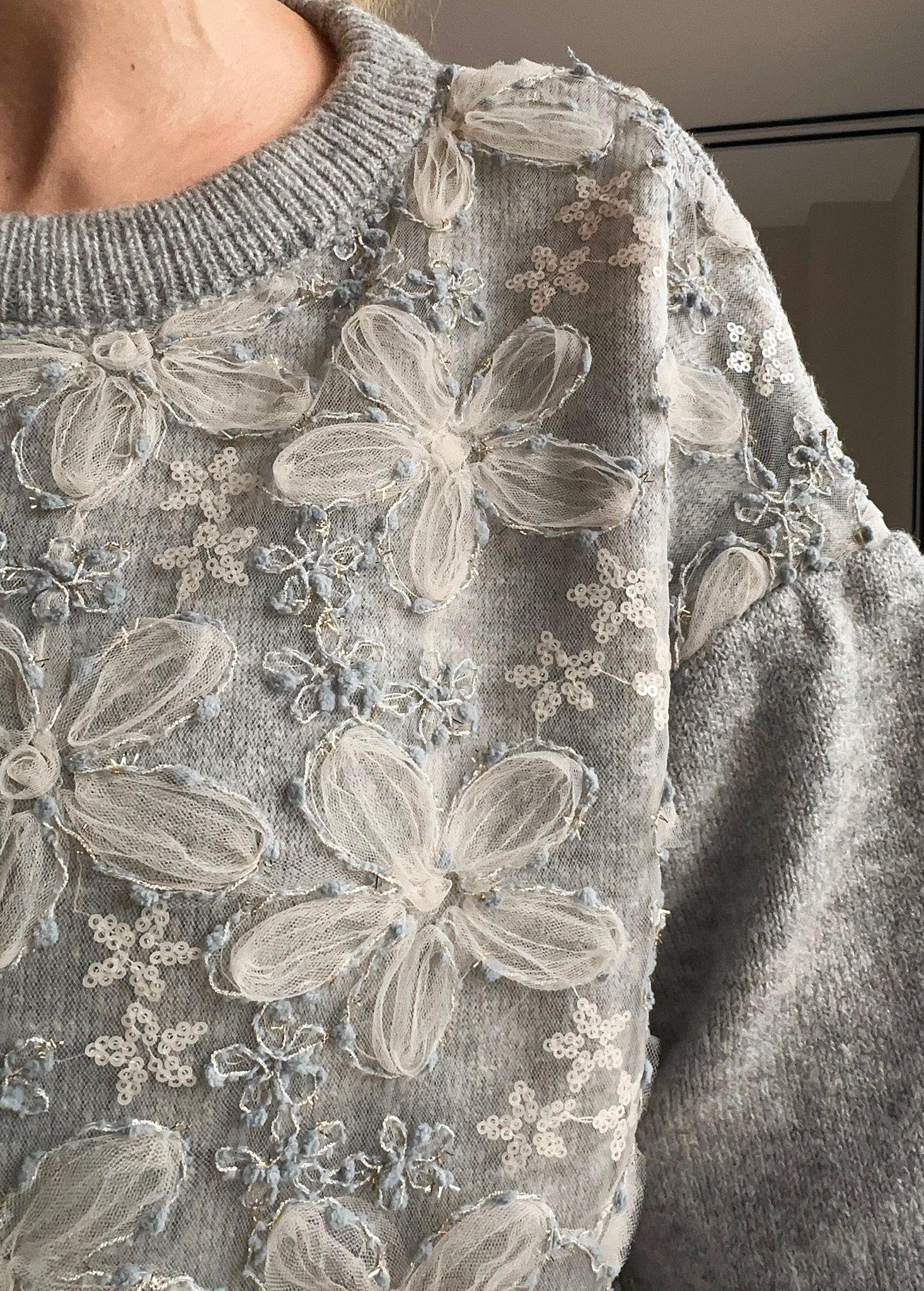 KADIN UZUN KOLLU BUZ GRİ ÇİÇEK TASARIMLI BLUZModa AkımıBluz