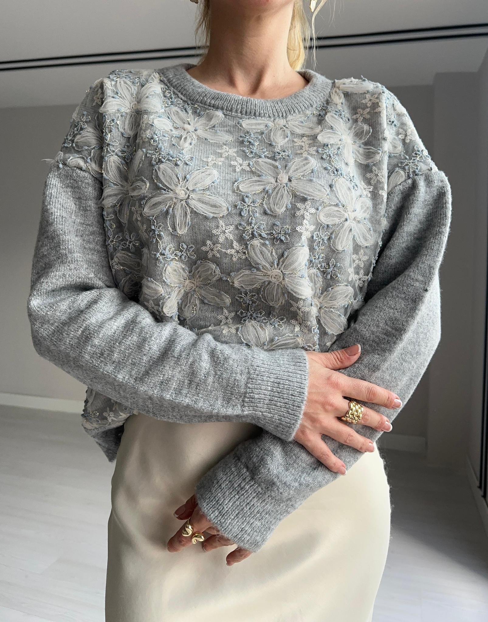 KADIN UZUN KOLLU BUZ GRİ ÇİÇEK TASARIMLI BLUZModa AkımıBluz