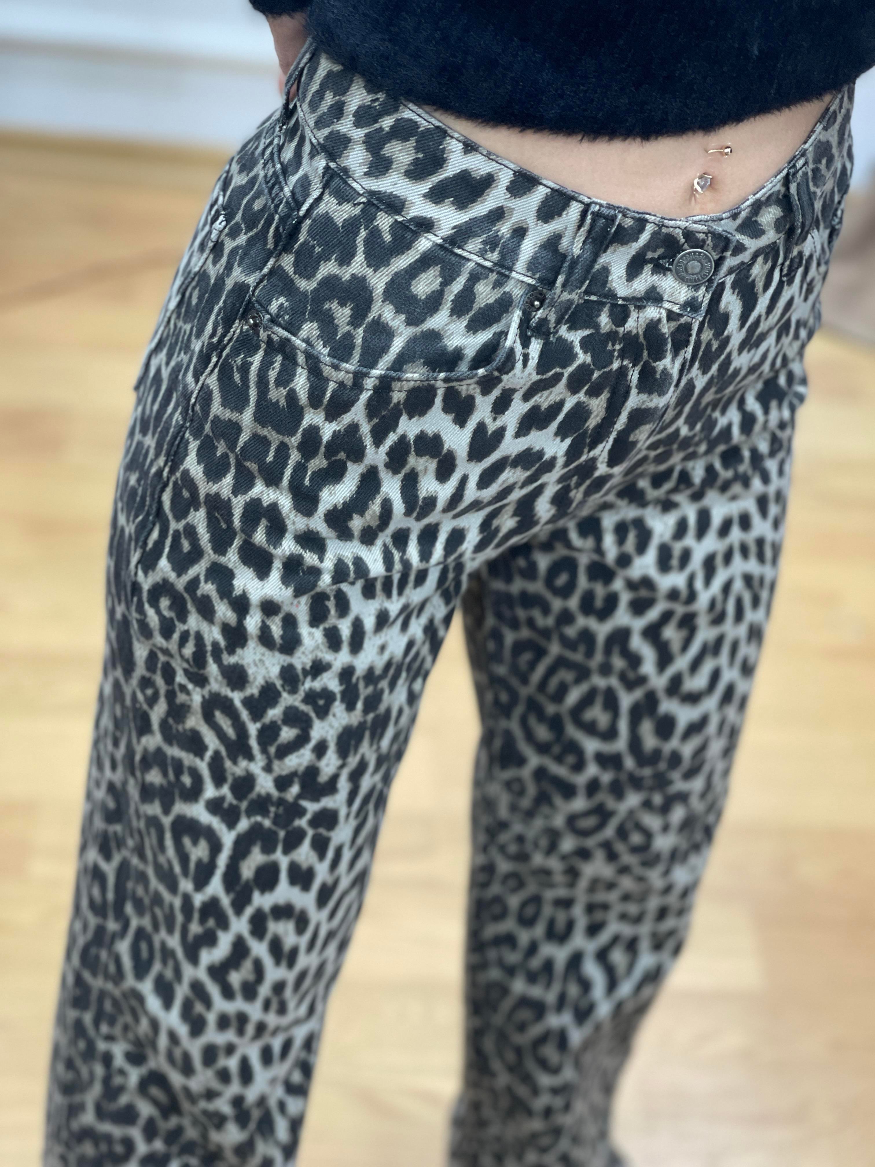 KADIN YÜKSEK BEL LEOPAR JEANModa AkımıJean