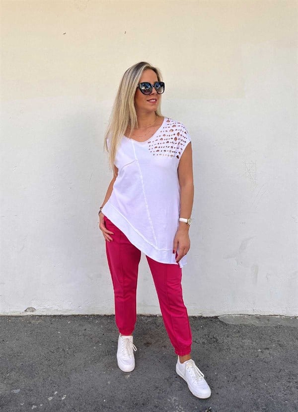 Asimetrik Kesim Delik Detaylı Tasarım T-Shirt
