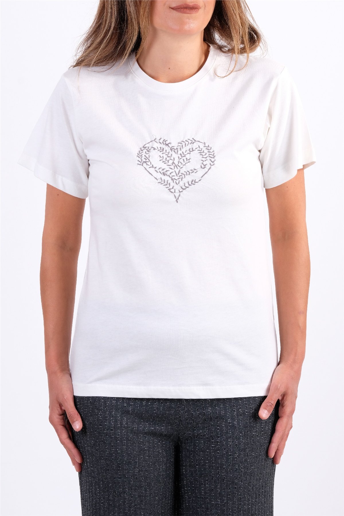 Ekru Bisiklet Yaka Kalp Nakışlı Tshirt