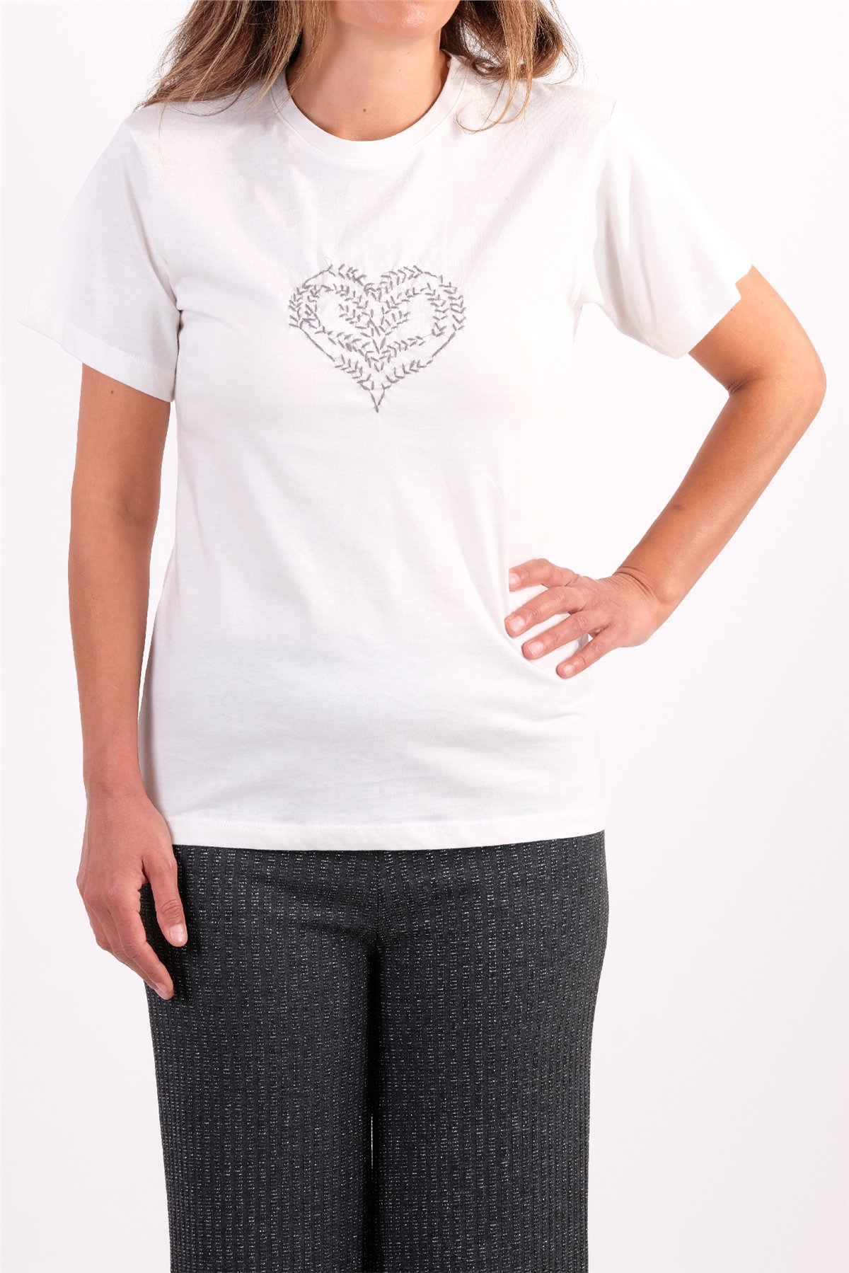 Ekru Bisiklet Yaka Kalp Nakışlı Tshirt