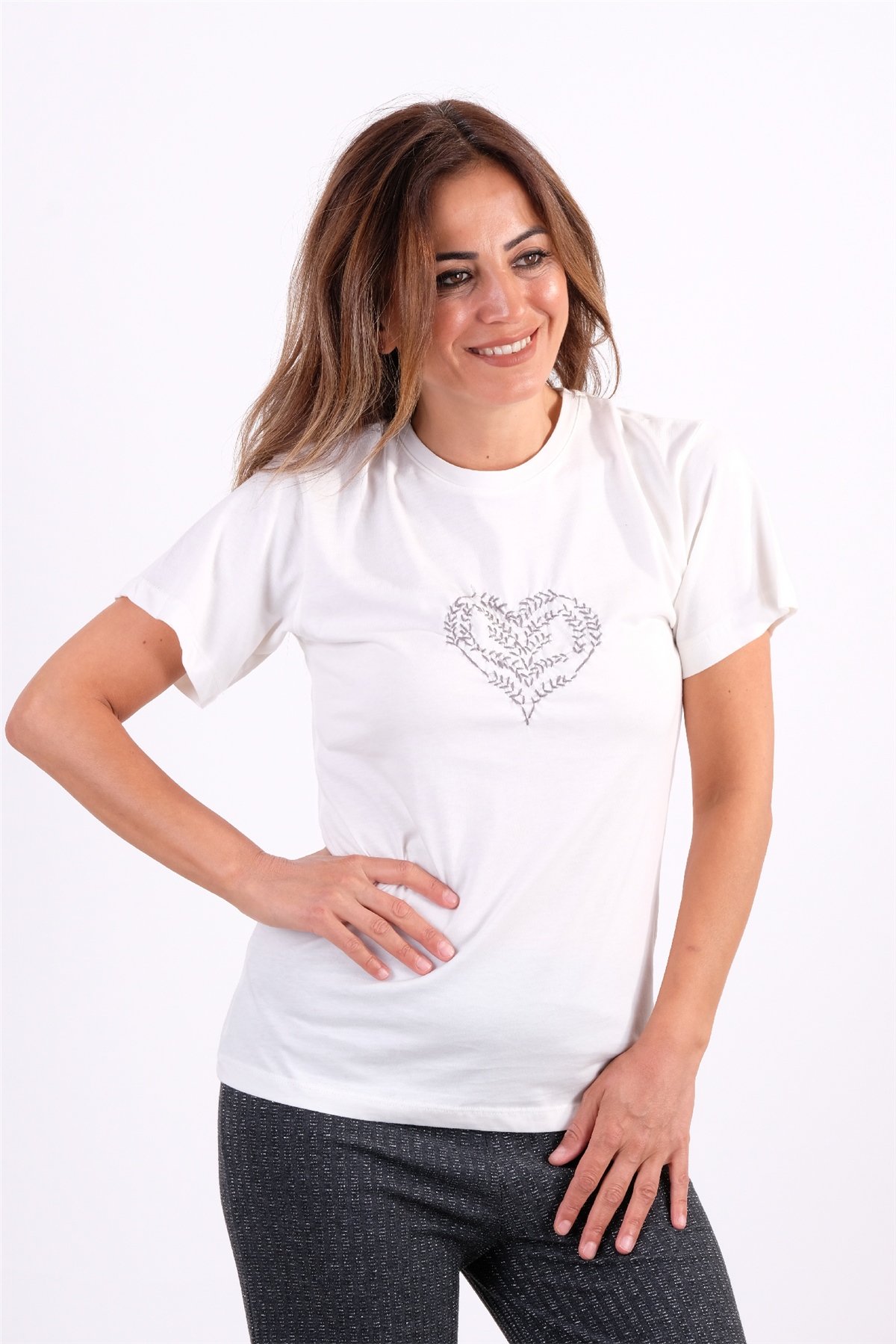 Ekru Bisiklet Yaka Kalp Nakışlı Tshirt