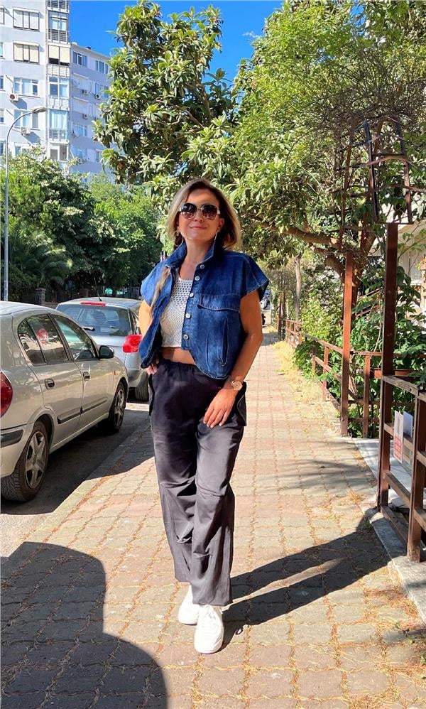 Siyah Beli Paçası Büzgü Detaylı Pantolon