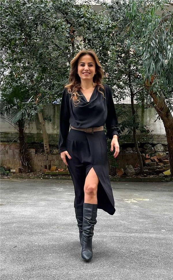 Siyah Degaje Yaka Yırtmaçlı Kemerli Elbise