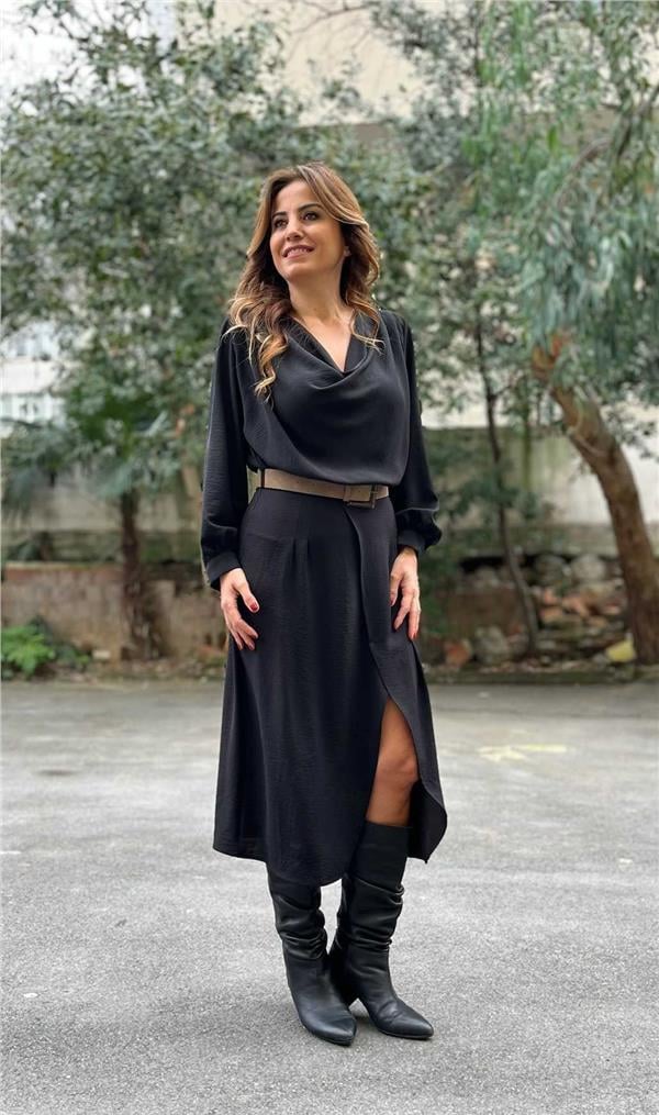 Siyah Degaje Yaka Yırtmaçlı Kemerli Elbise