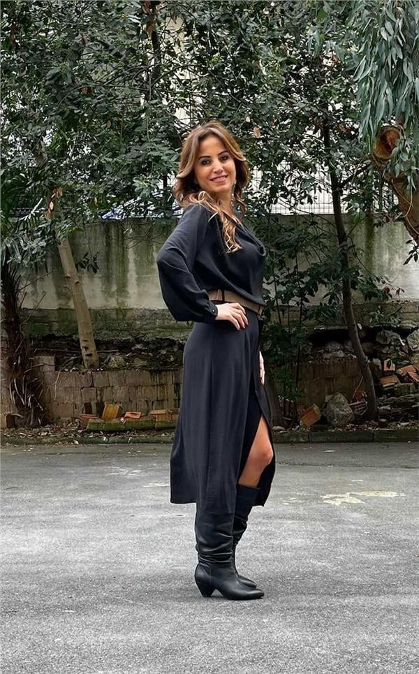 Siyah Degaje Yaka Yırtmaçlı Kemerli Elbise