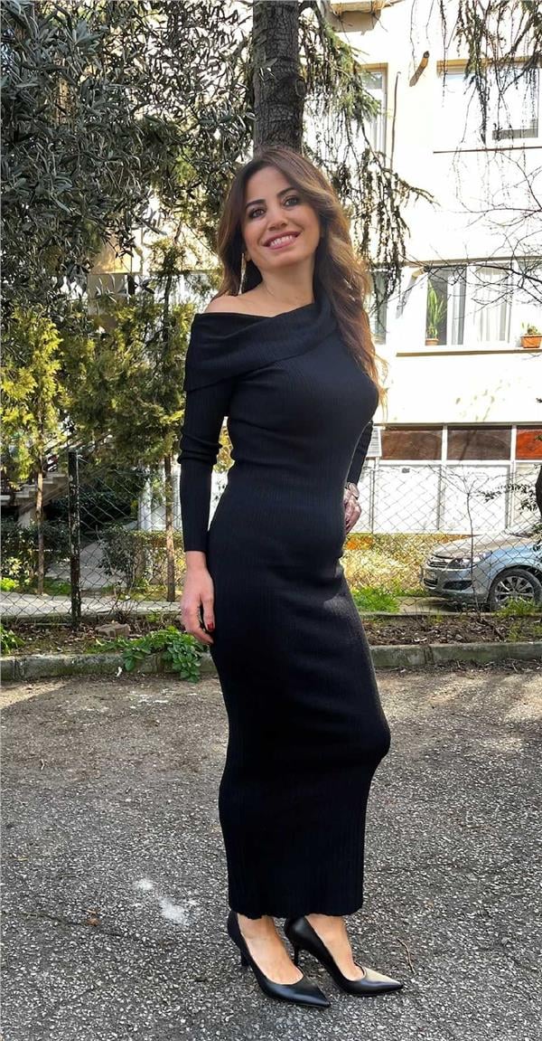 Siyah Madonna Yaka Uzun Triko Elbise
