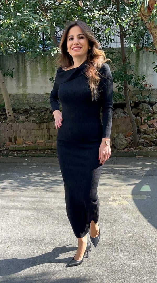 Siyah Madonna Yaka Uzun Triko Elbise