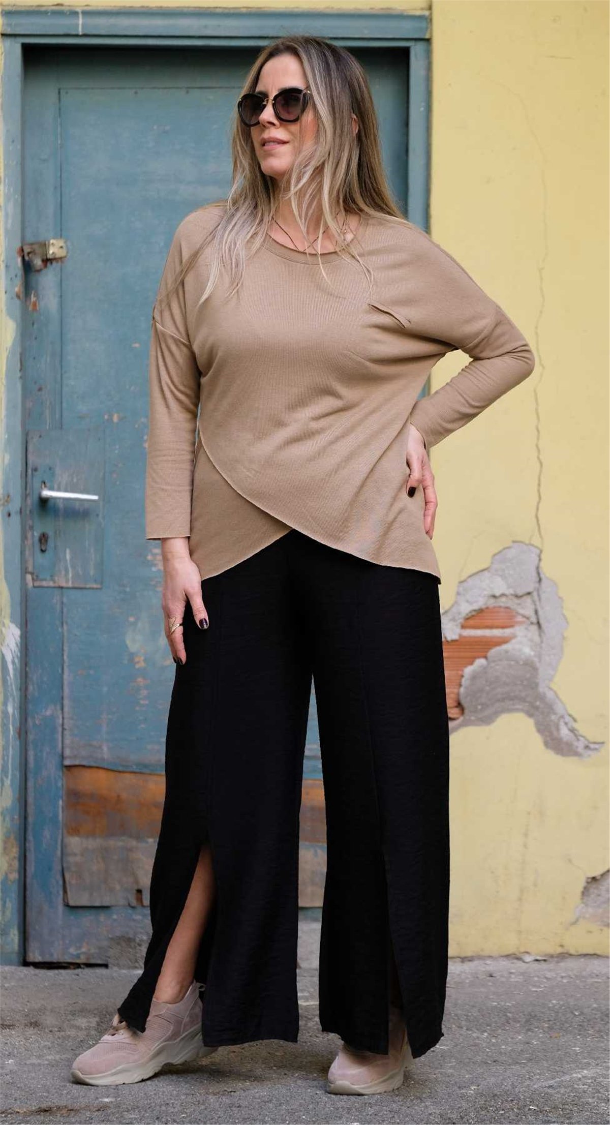 Siyah Yırtmaç Detaylı Beli Lastikli Geniş Paça Pantolon