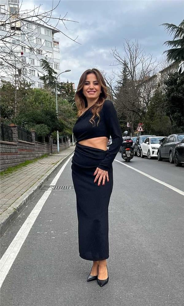 Tek Kol Parlak Uzun Elbise