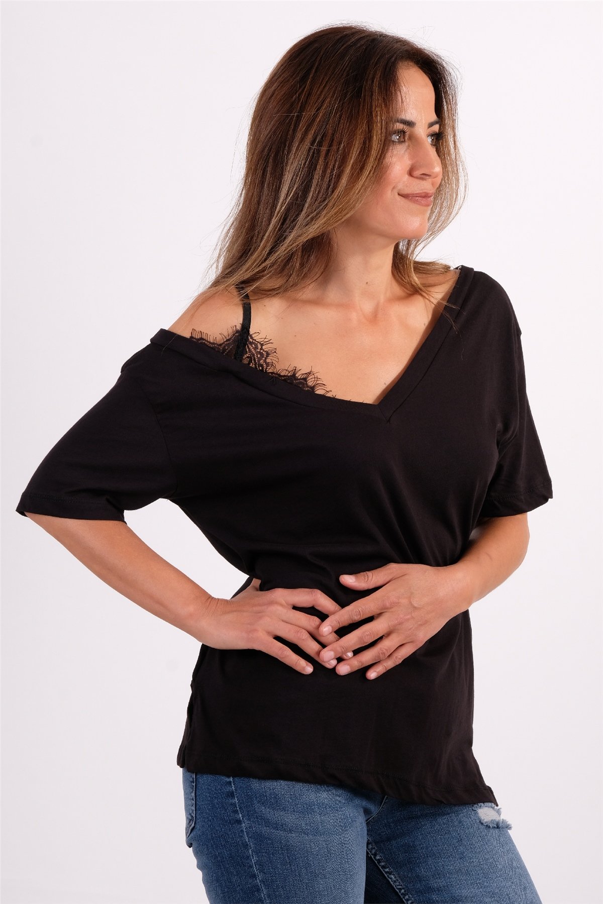 V Yaka Tek Omuz Dantel Detaylı Tshirt