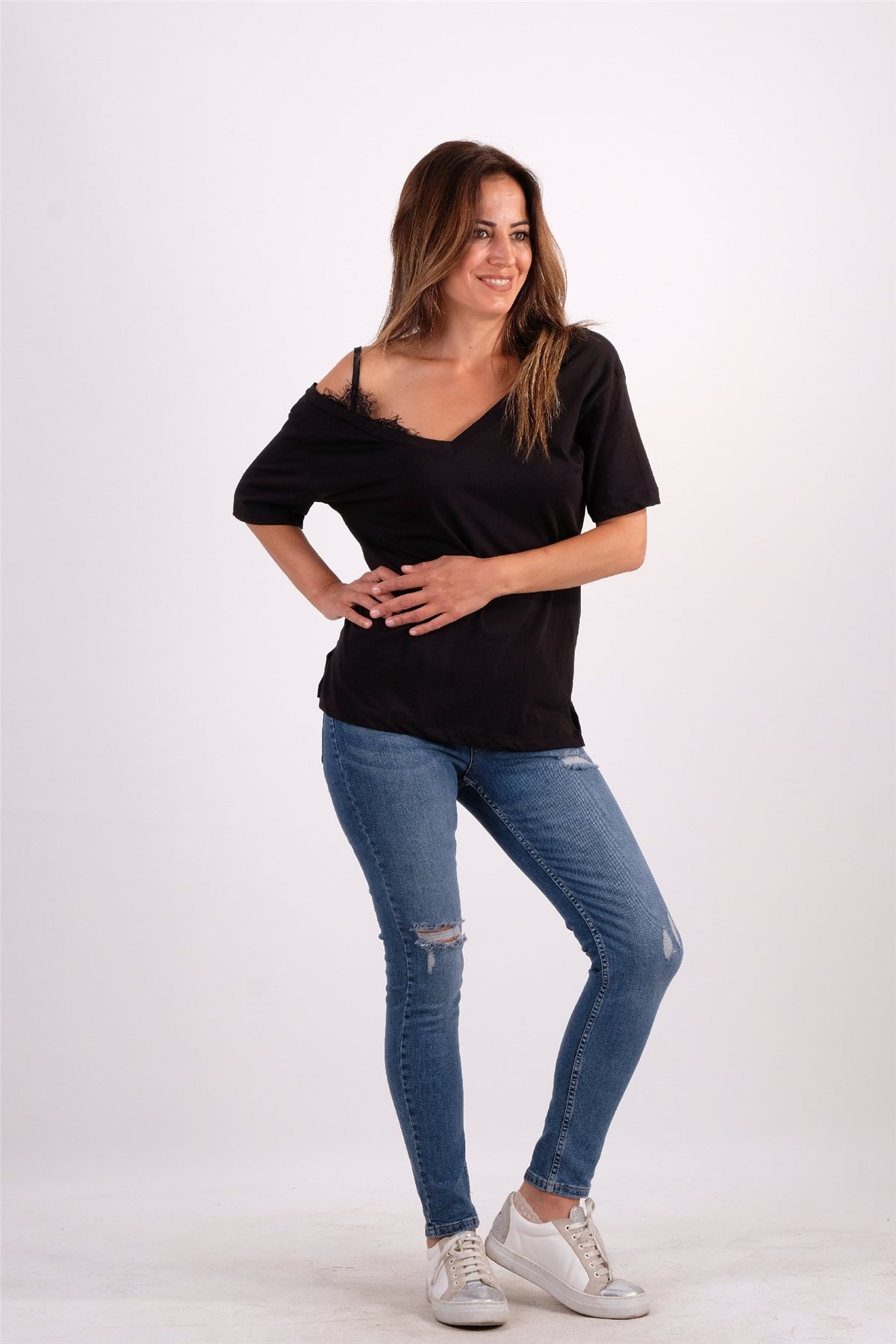 V Yaka Tek Omuz Dantel Detaylı Tshirt