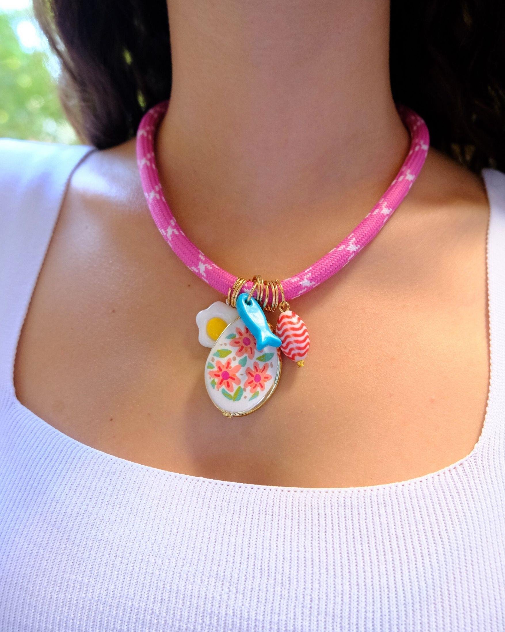 Pembe Kalın Zincirli Renkli Charm Detaylı  Kolye