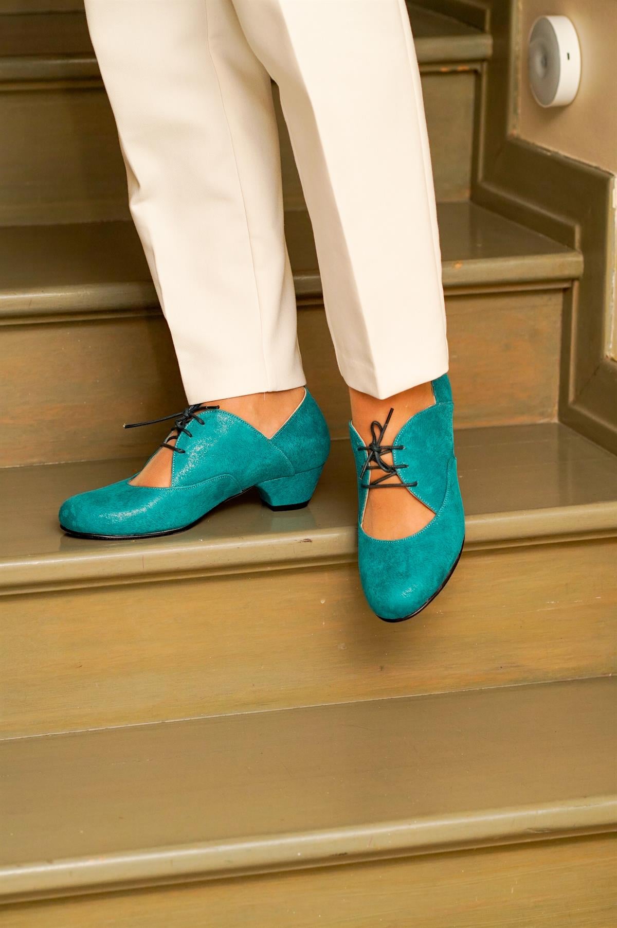 Turquoise Love Tay Tüyü Desenli Ayakkabı