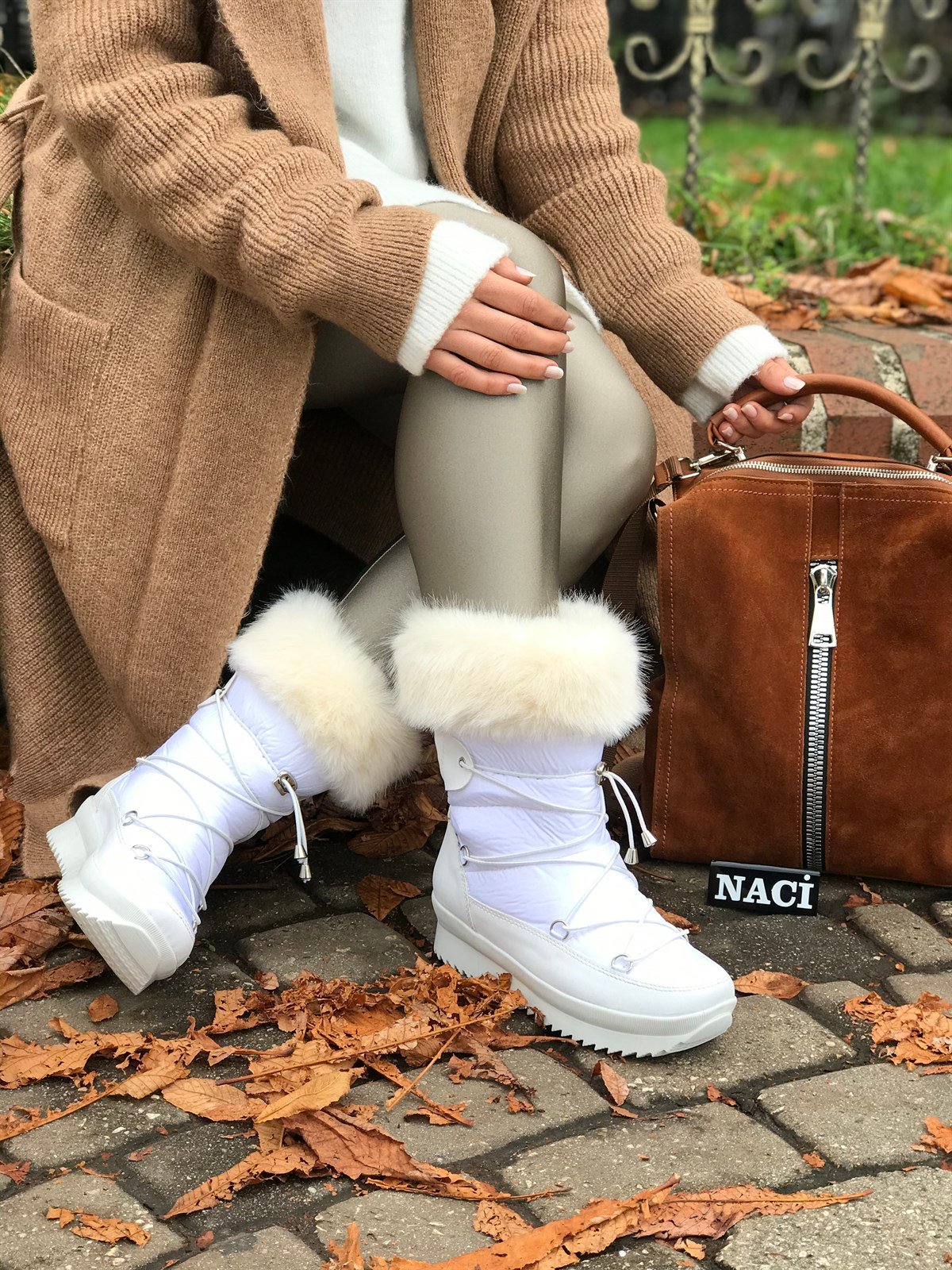 BEYAZ KÜRKLÜ KAR BOTU