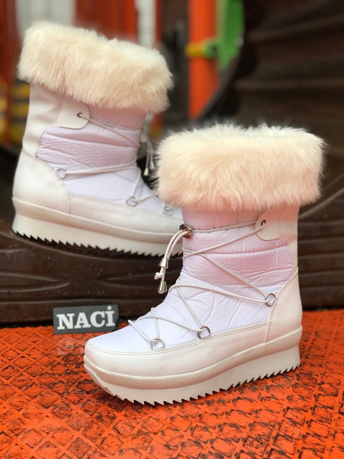 BEYAZ KÜRKLÜ KAR BOTU