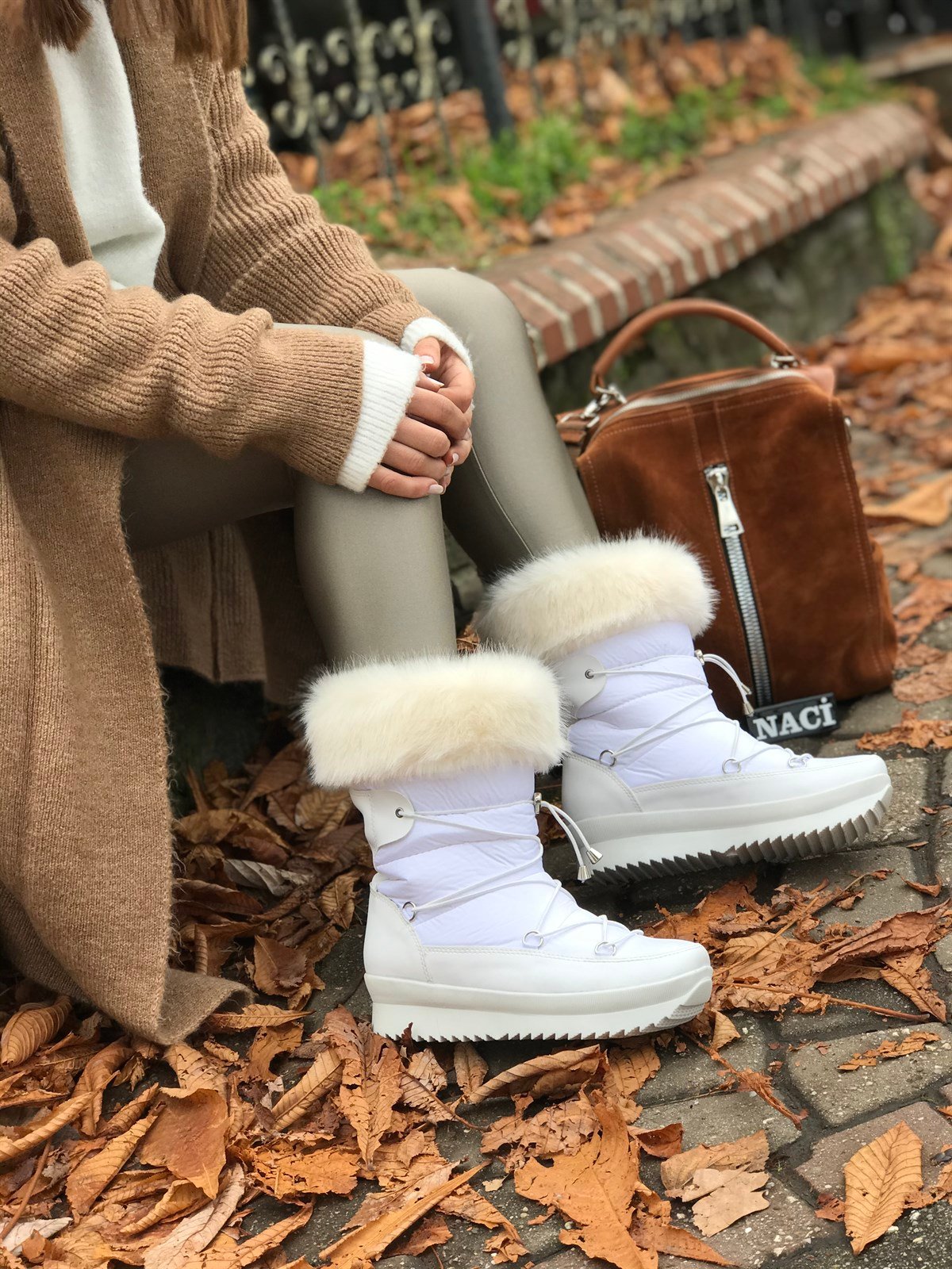 BEYAZ KÜRKLÜ KAR BOTU