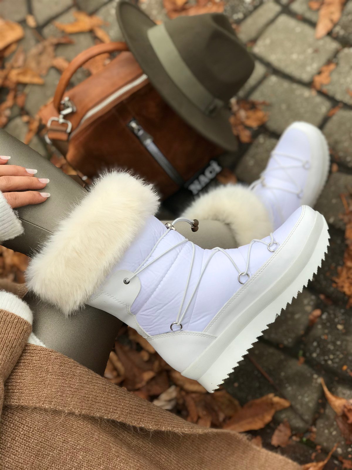 BEYAZ KÜRKLÜ KAR BOTU