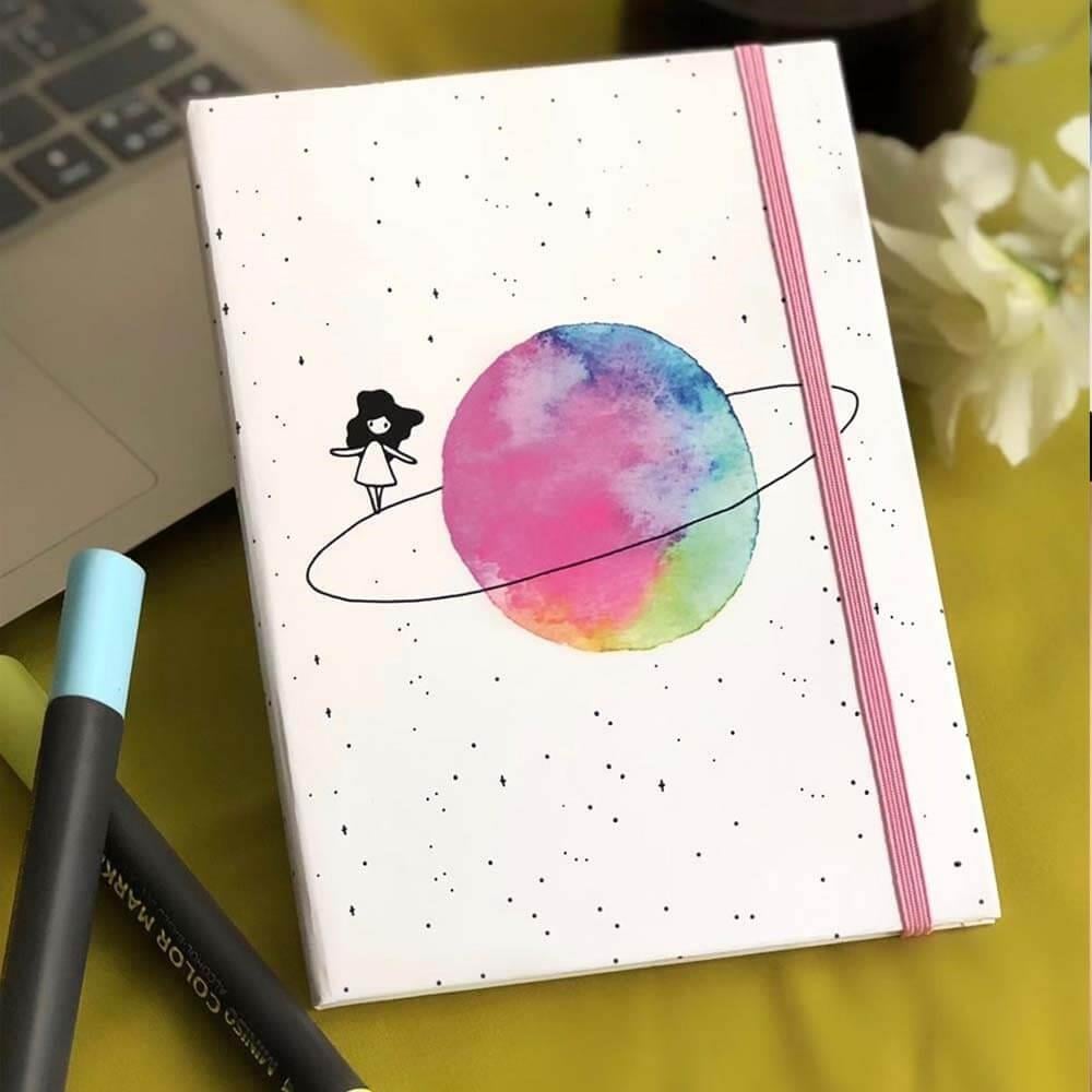 Satürnlü Kız Tasarımlı Lastikli Çizgisiz Defter