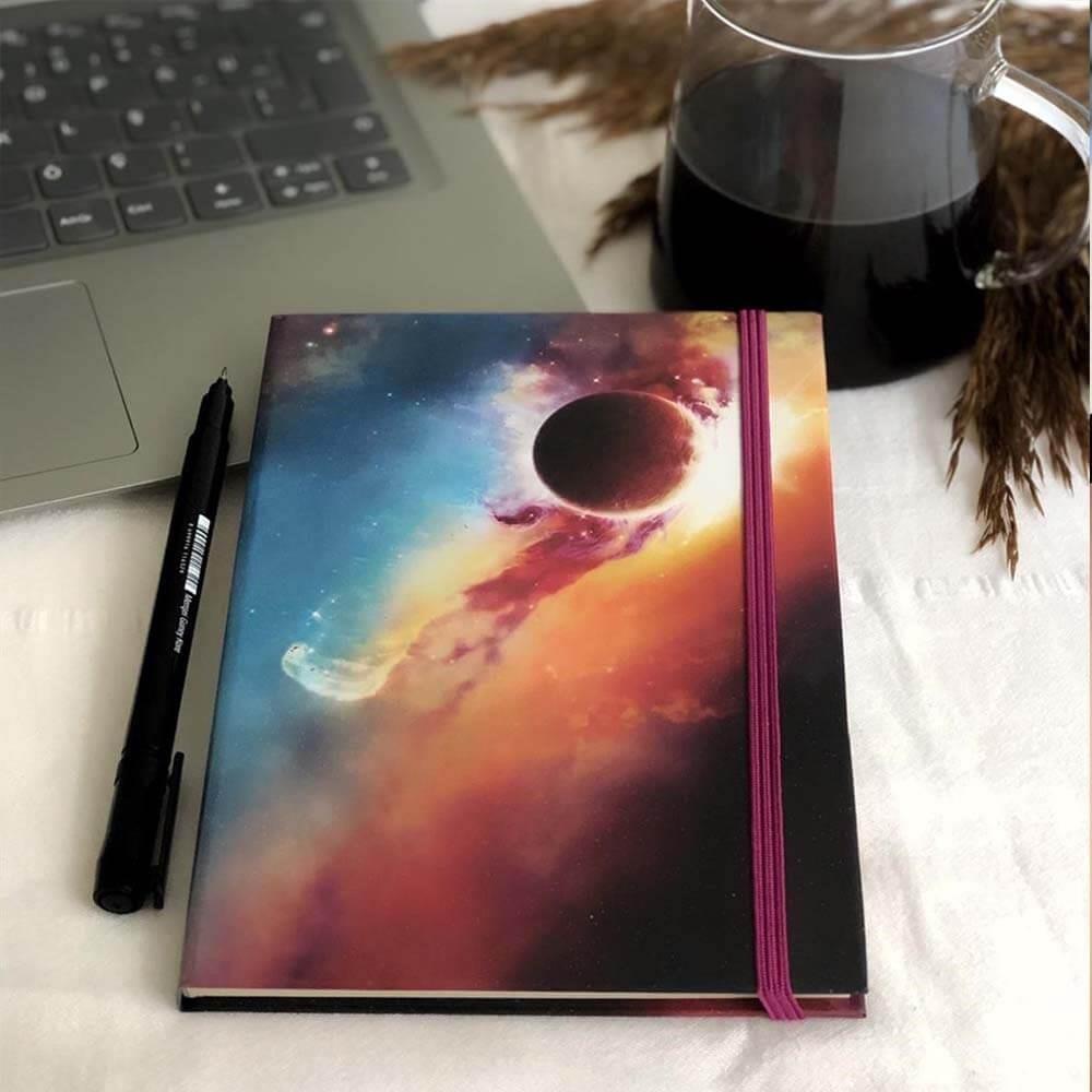 Space Uzay 2 Tasarımlı Lastikli Çizgisiz Defter
