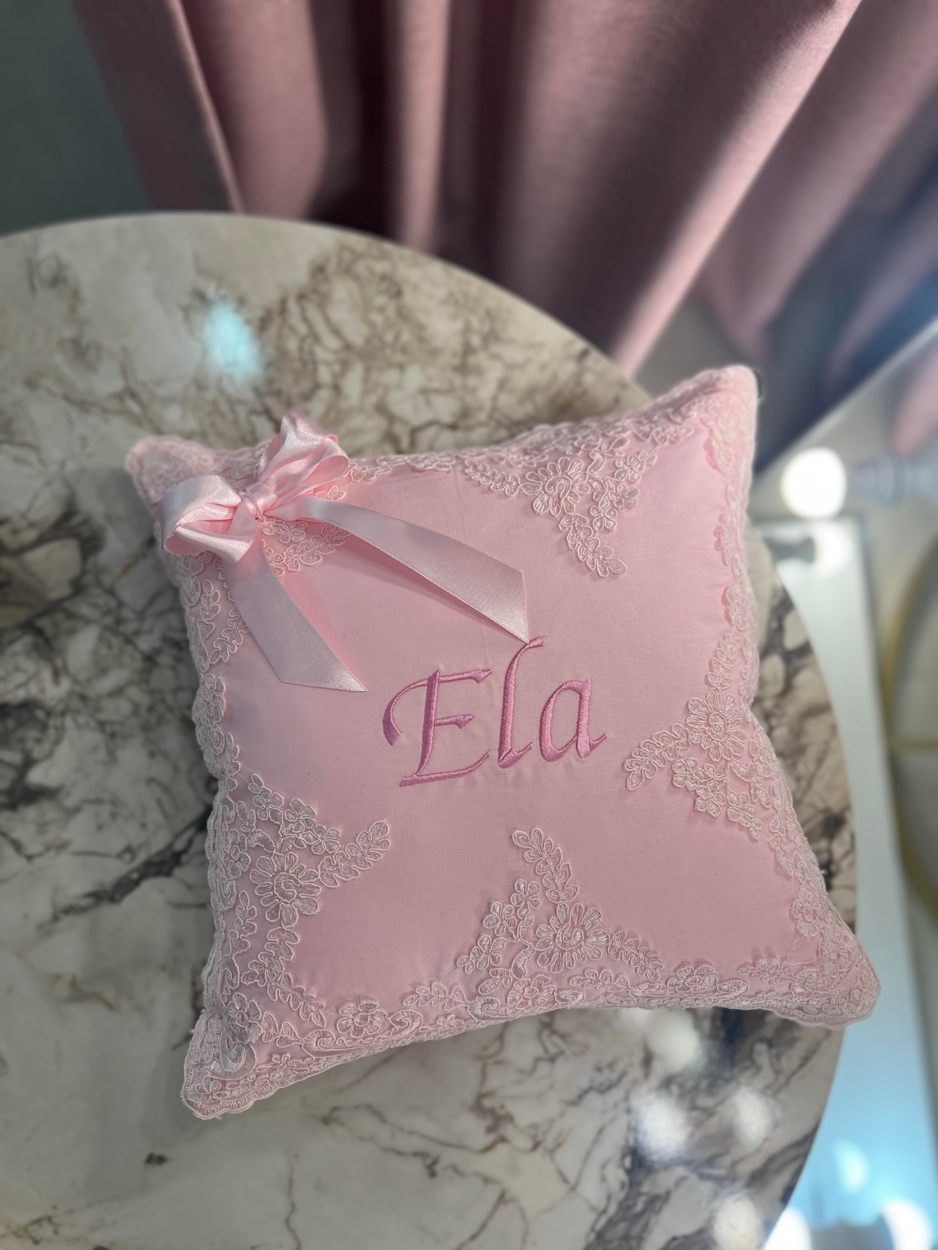 Diva Fransız Dantelli Nakışlı Yastık