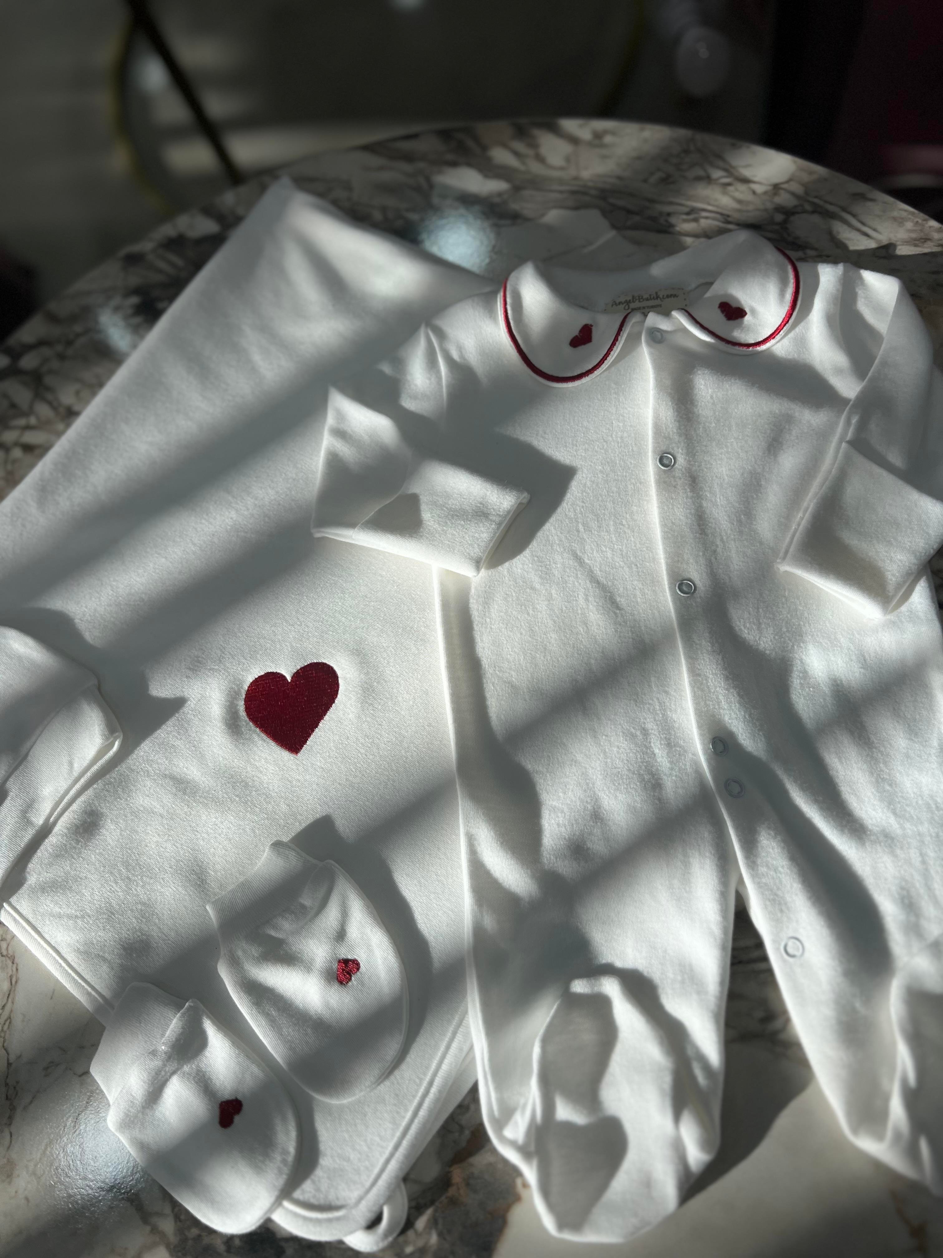 Kalp Nakışlı %100 Pamuklu 4 lü Bebek Hastane Çıkış Seti