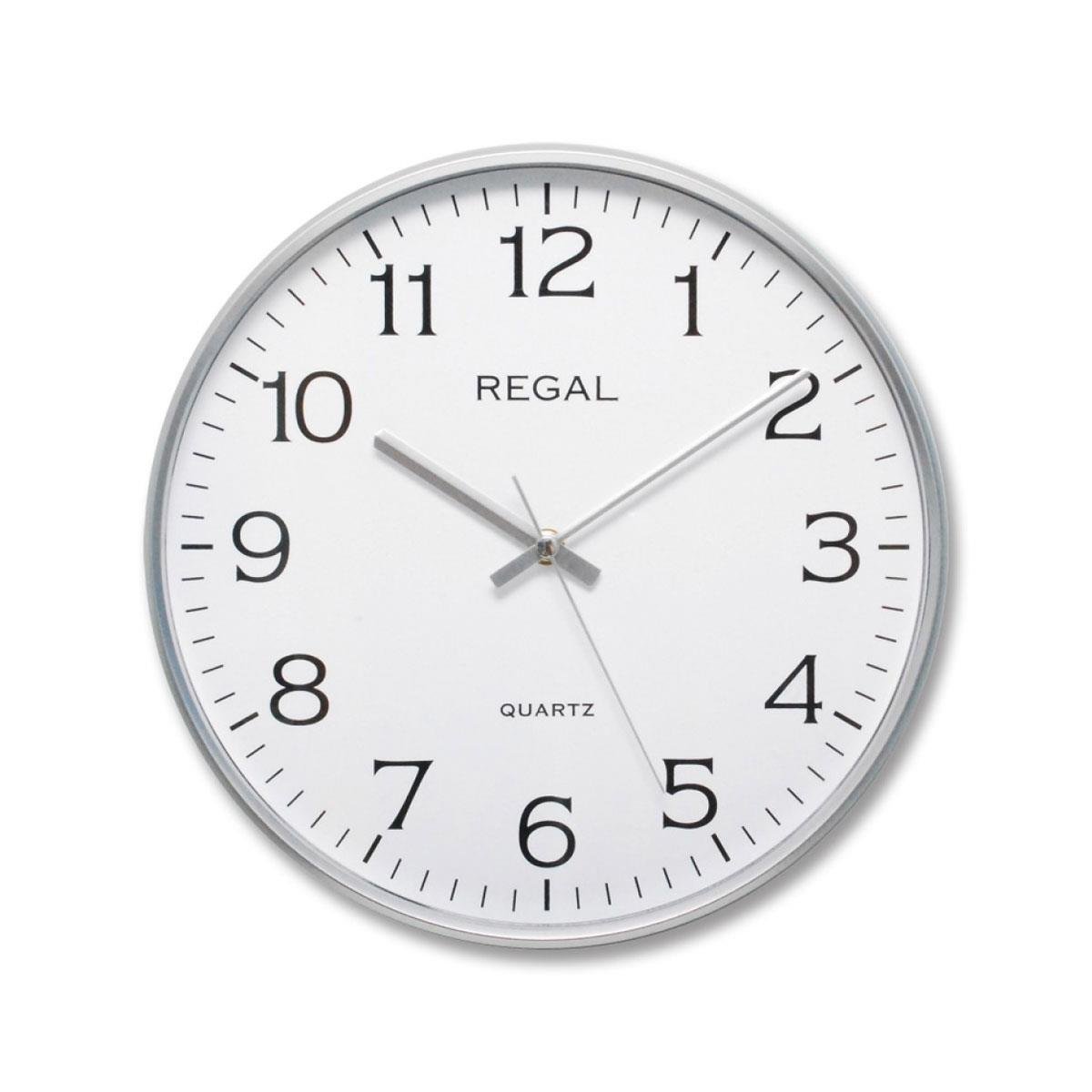 Önden görünüm: Beyaz kadranlı, gümüş rengi ince çerçeveli ve siyah rakamlı klasik tarzda Regal duvar saati.