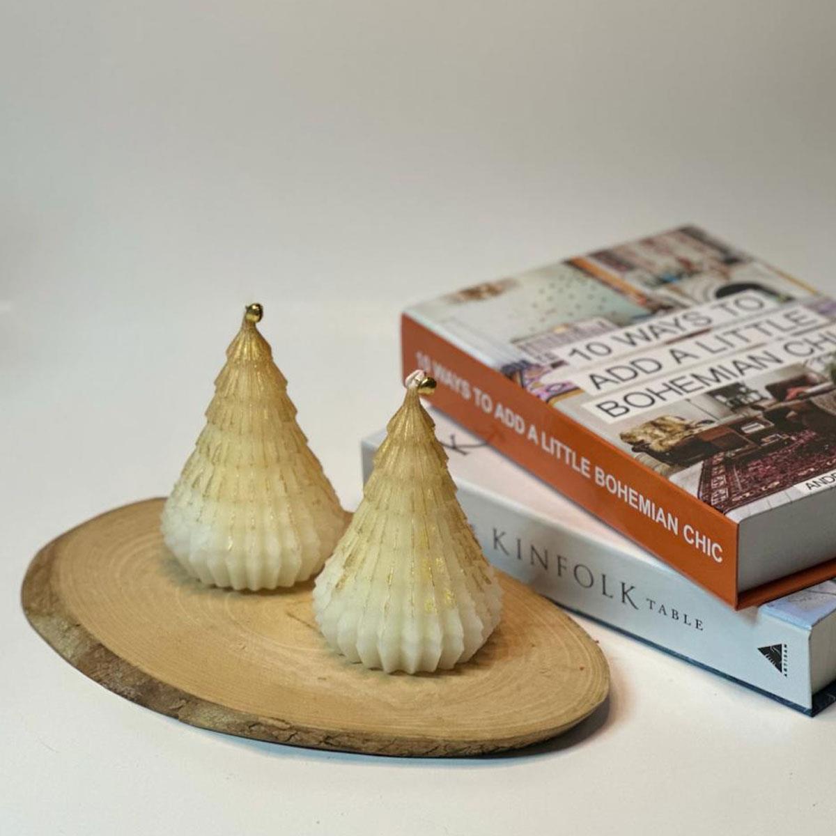 13 cm yüksekliğinde, 2'li set halinde, beyaz renkli, altın yaldız detaylı kokulu çam ağacı mum. Kış ve yılbaşı konsepti için büyük figürlü dekoratif mum seti.