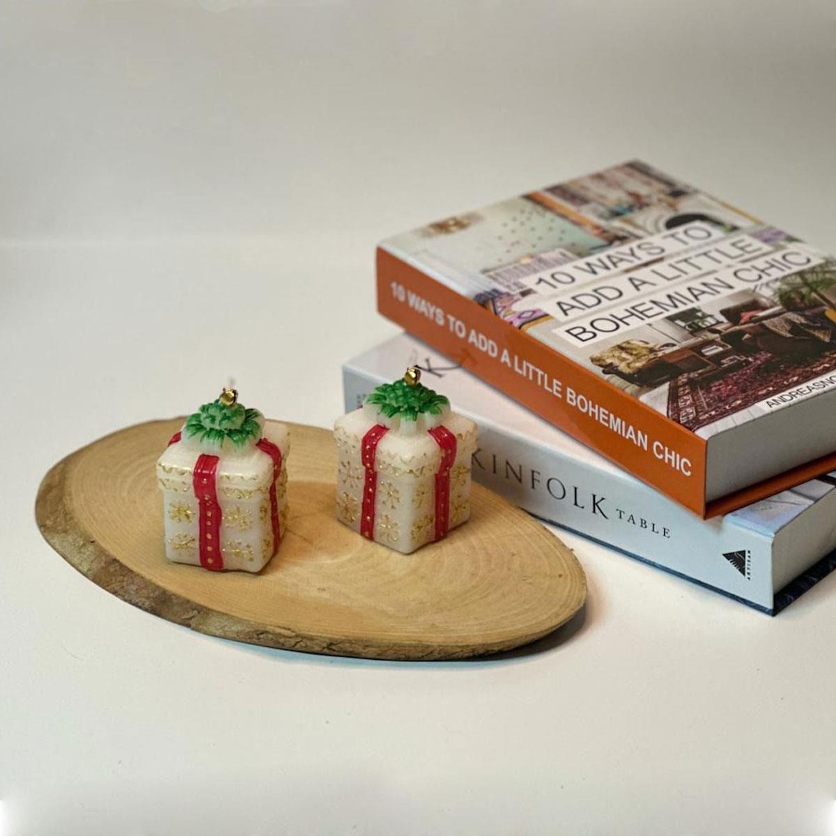 7 cm boyutunda, 2'li kokulu hediye paketi figürlü mum seti. Kırmızı, yeşil ve gold detaylı dekoratif yılbaşı mumu.